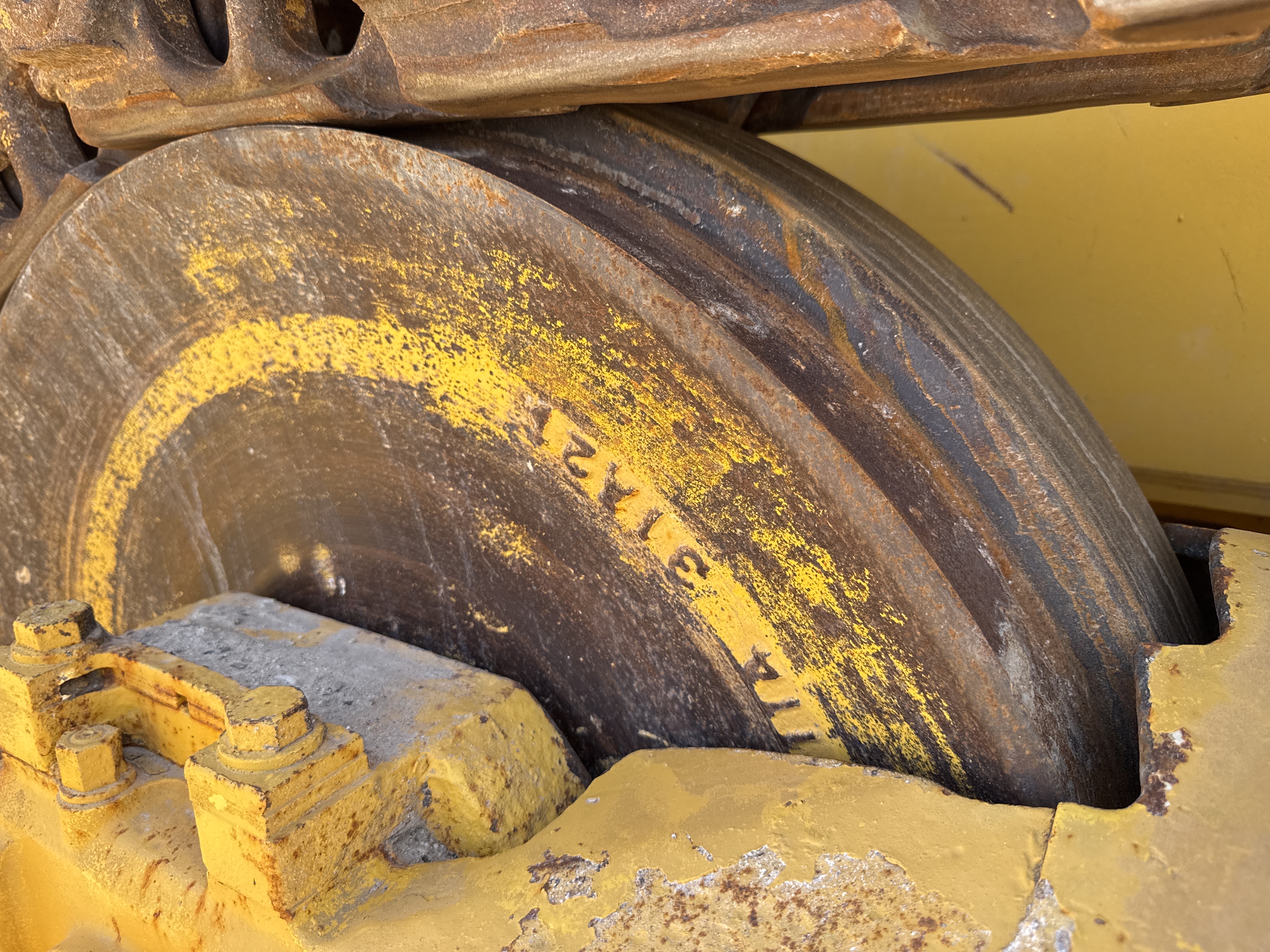 CDB-020-Komatsu-D155A-6R-Crawler-dozers-inspection-Undercarriage-Left-front-idler-1