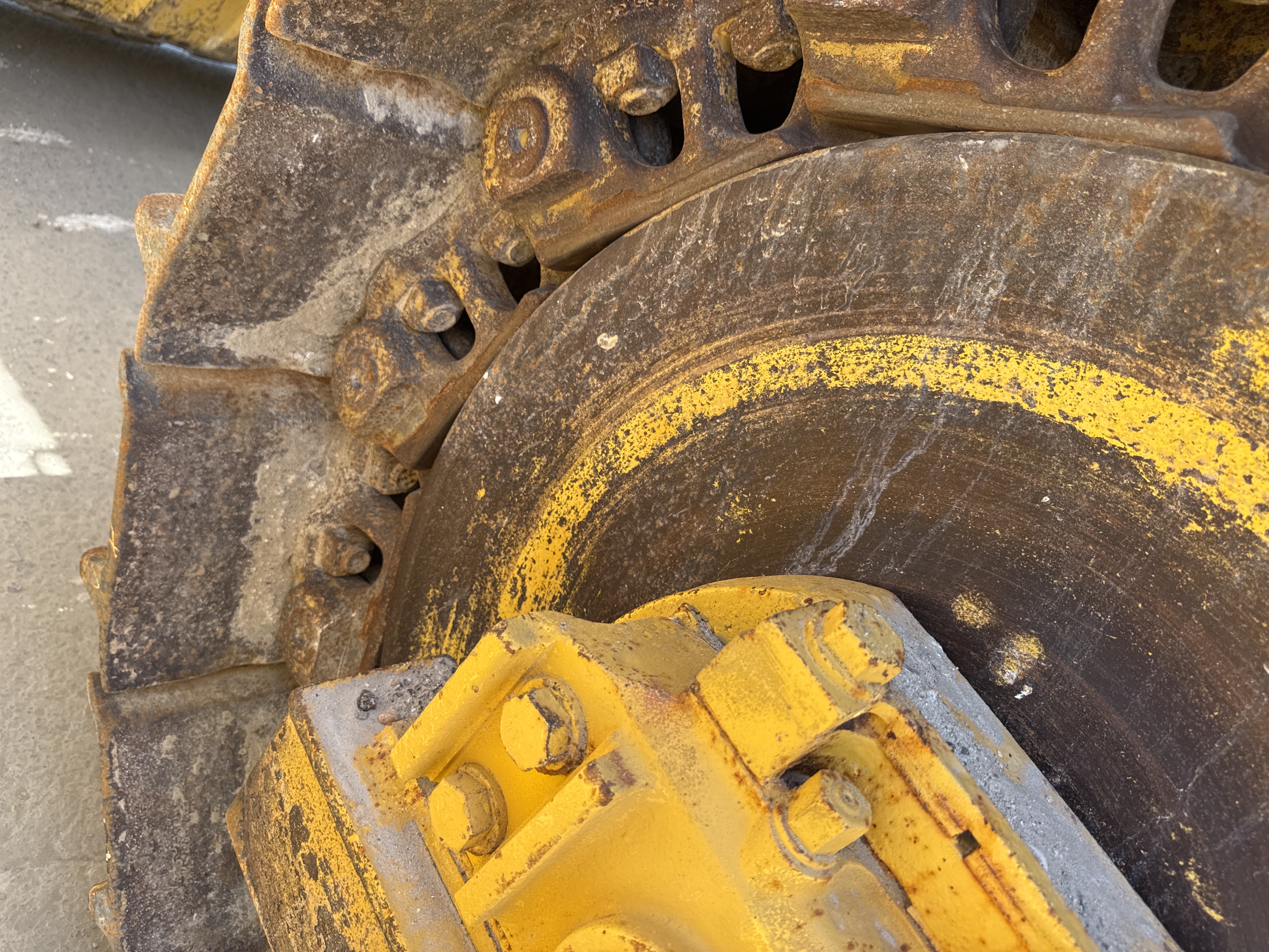 CDB-020-Komatsu-D155A-6R-Crawler-dozers-inspection-Undercarriage-Left-front-idler-1