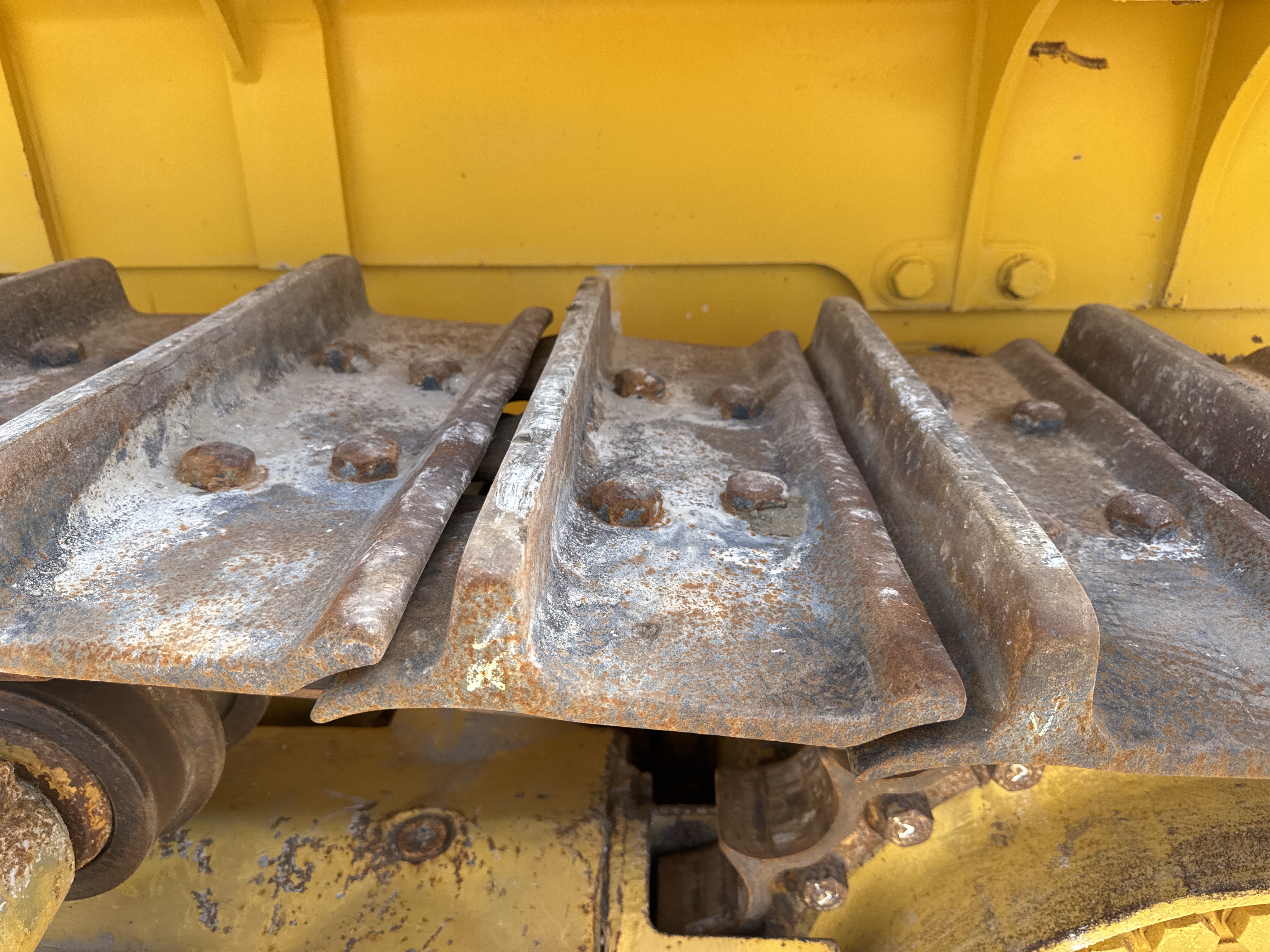 CDB-020-Komatsu-D155A-6R-Crawler-dozers-inspection-Undercarriage-Left-track-shoes-1