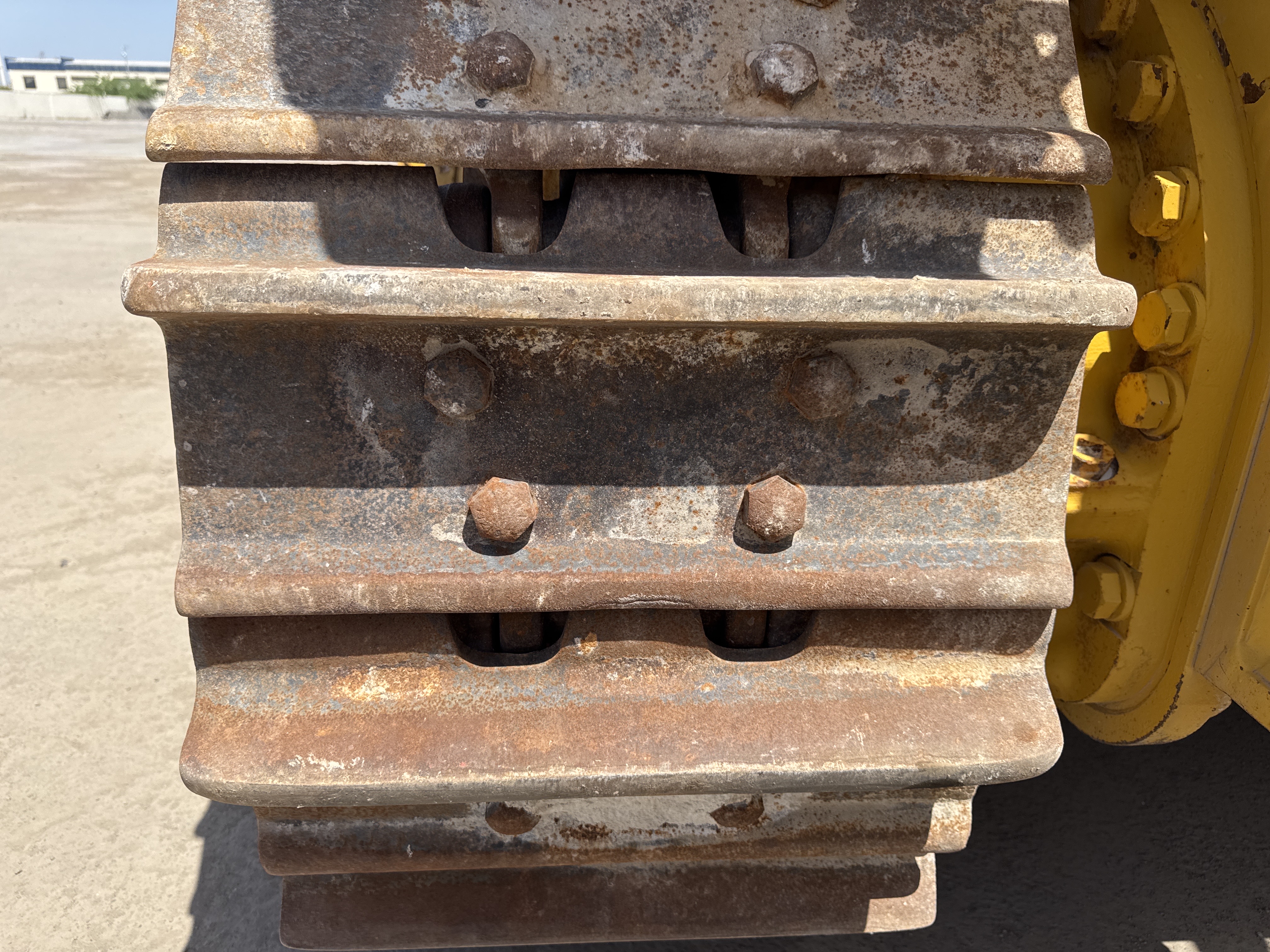 CDB-020-Komatsu-D155A-6R-Crawler-dozers-inspection-Undercarriage-Left-track-shoes-1