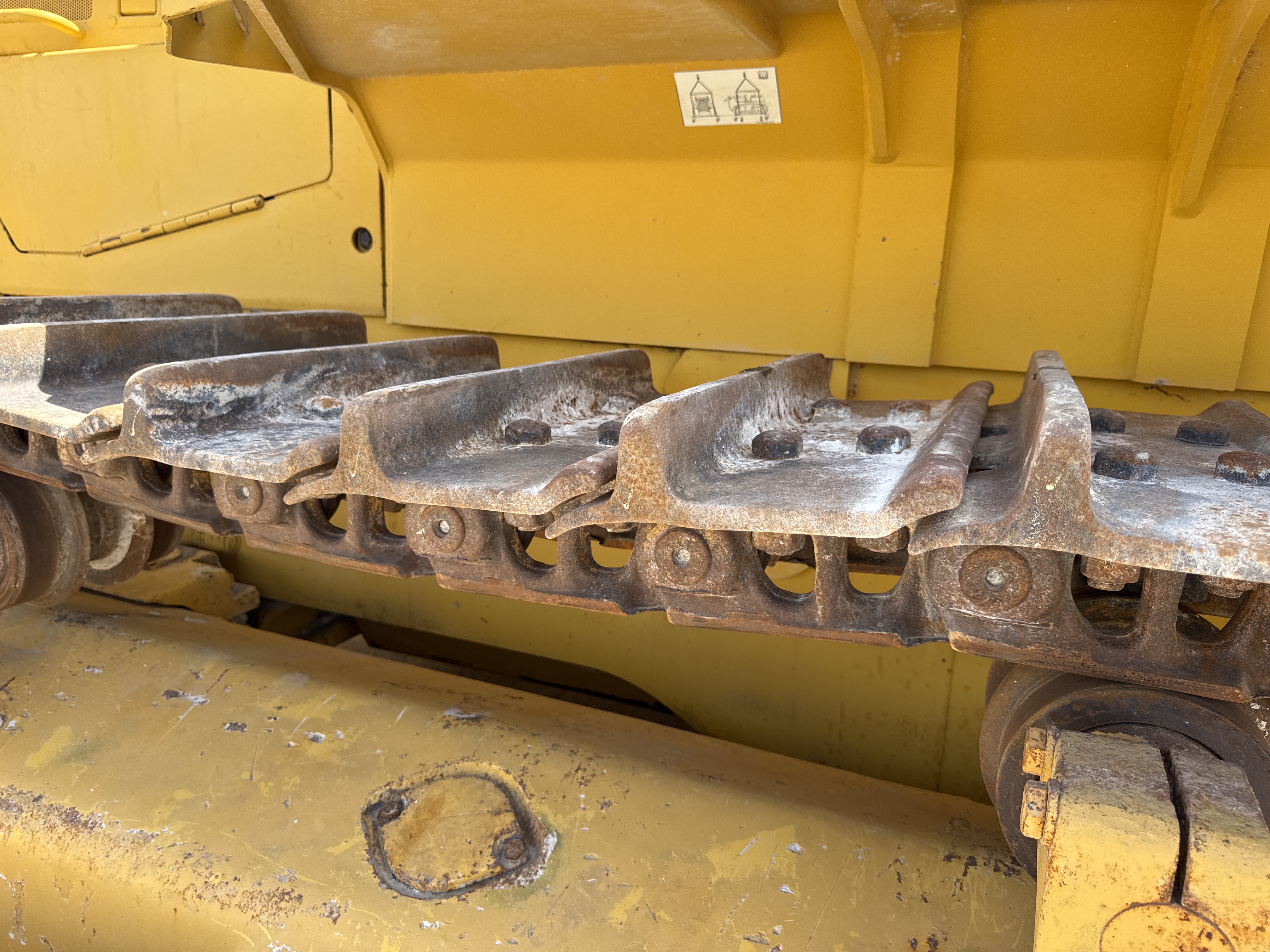 CDB-020-Komatsu-D155A-6R-Crawler-dozers-inspection-Undercarriage-Left-track-shoes-1