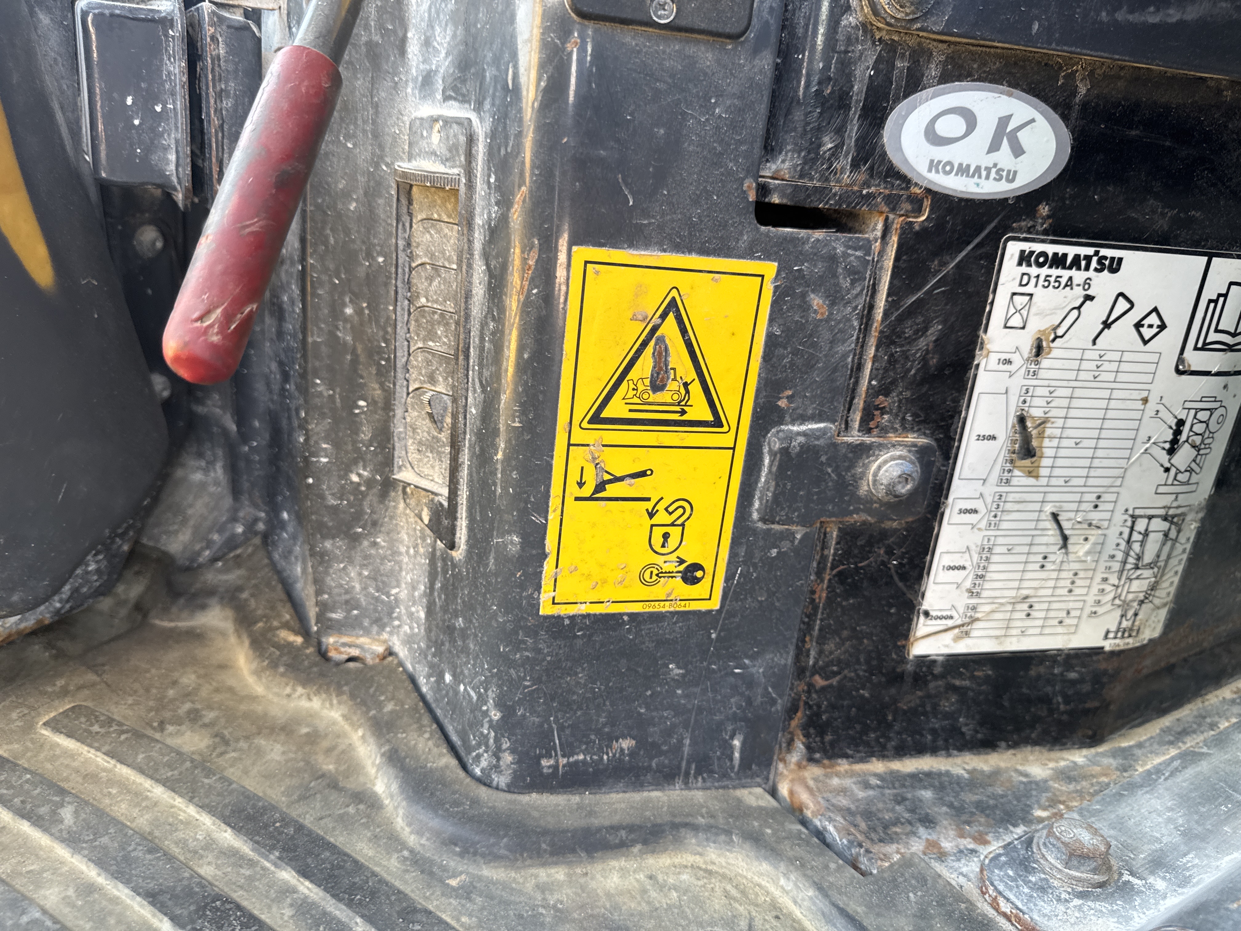 CDB-020-Komatsu-D155A-6R-Crawler-dozers-inspection-Safety-Hydraulic-safety-lock-1
