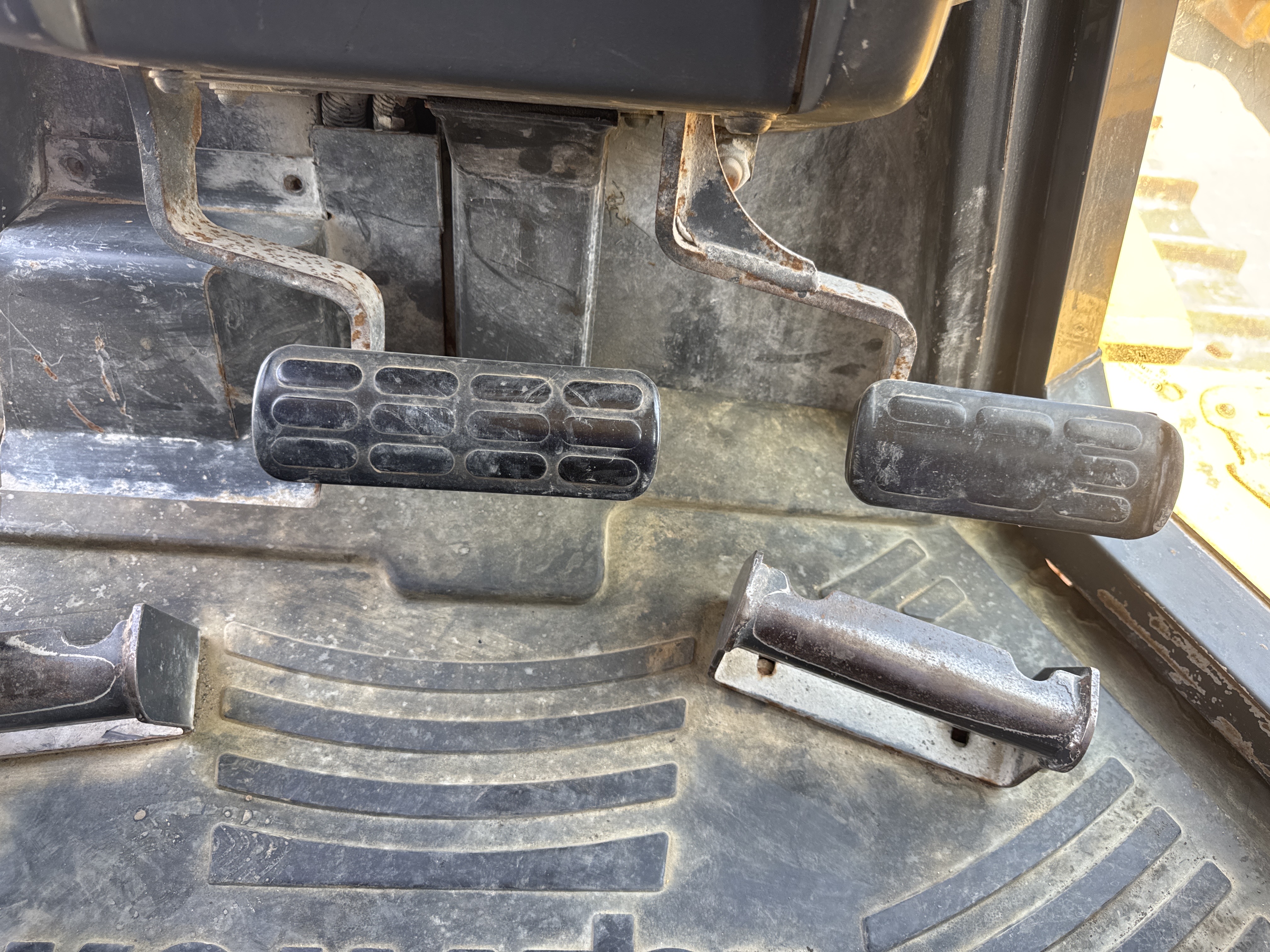 CDB-020-Komatsu-D155A-6R-Crawler-dozers-inspection-Cabin-Pedals-1