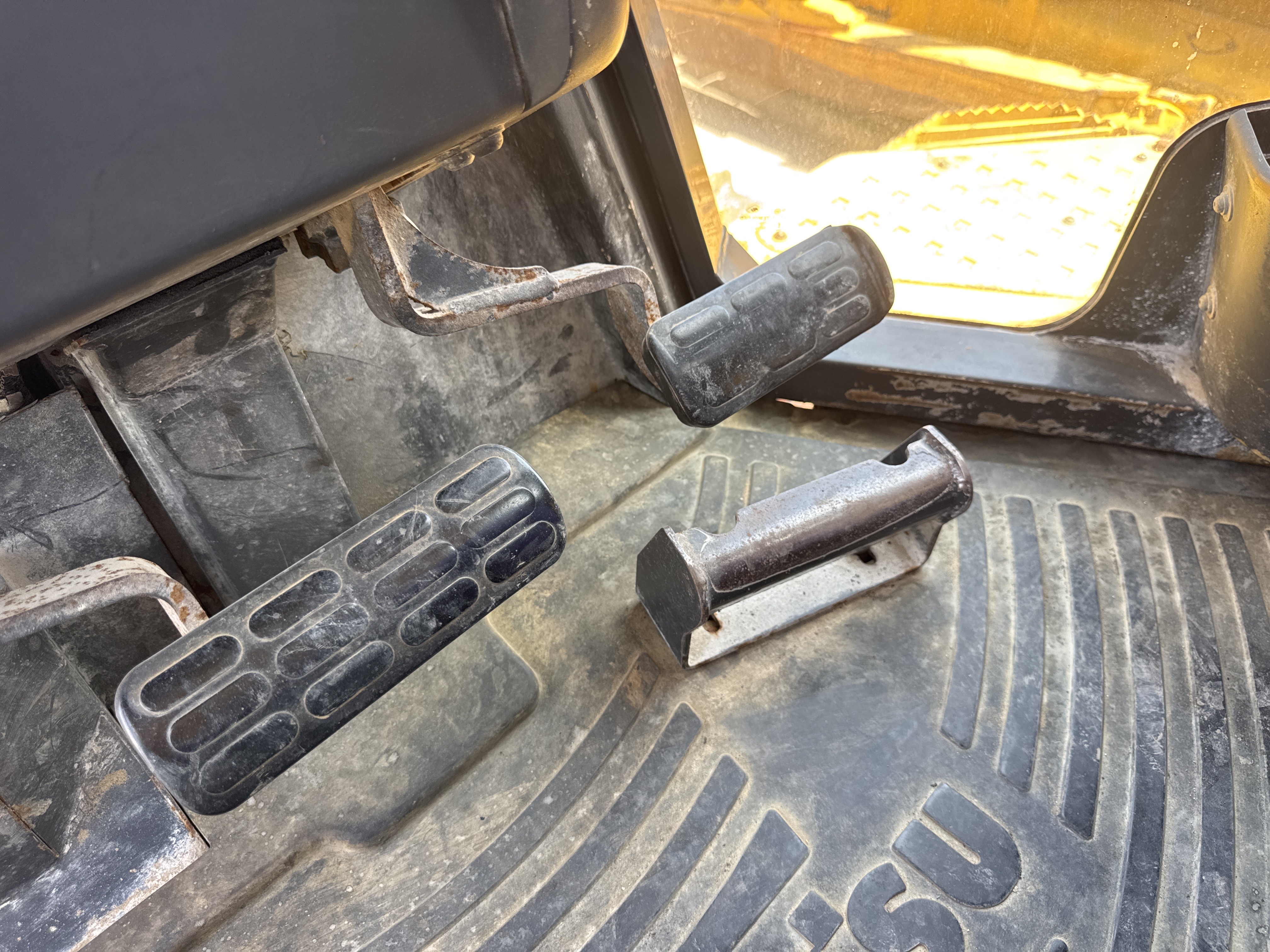 CDB-020-Komatsu-D155A-6R-Crawler-dozers-inspection-Cabin-Pedals-1