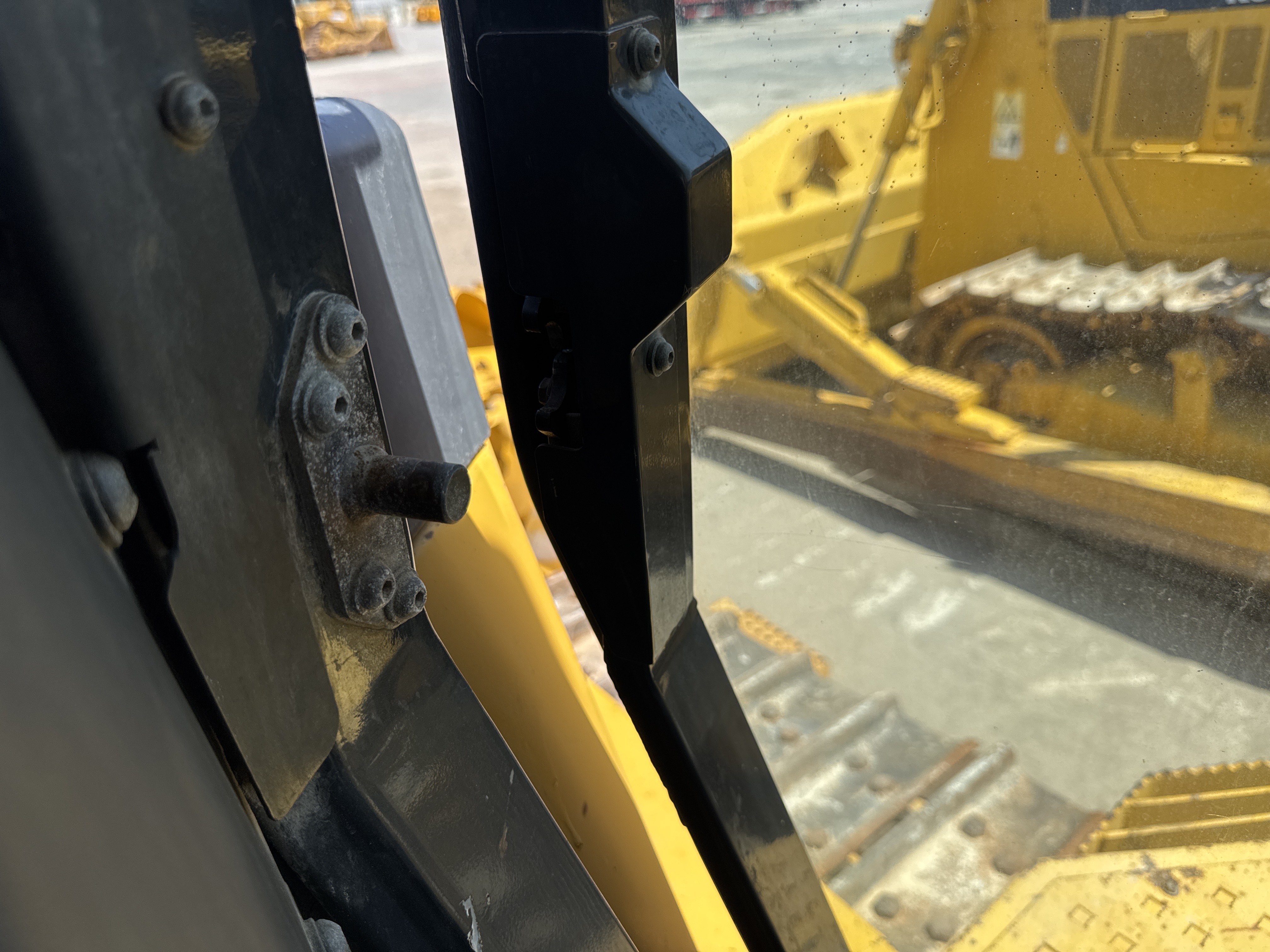 CDB-020-Komatsu-D155A-6R-Crawler-dozers-inspection-Cabin-Door-handles-1