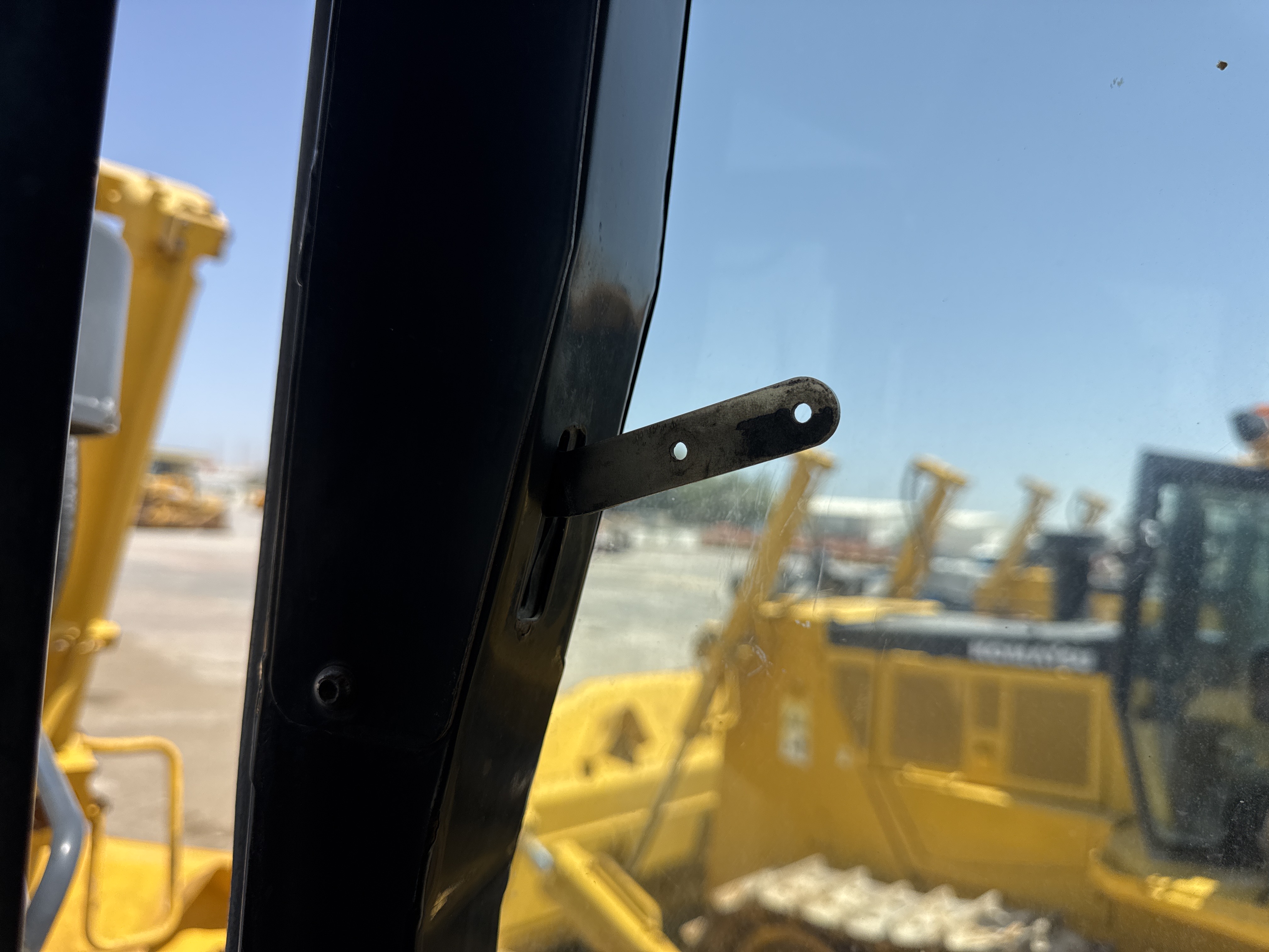 CDB-020-Komatsu-D155A-6R-Crawler-dozers-inspection-Cabin-Door-handles-1