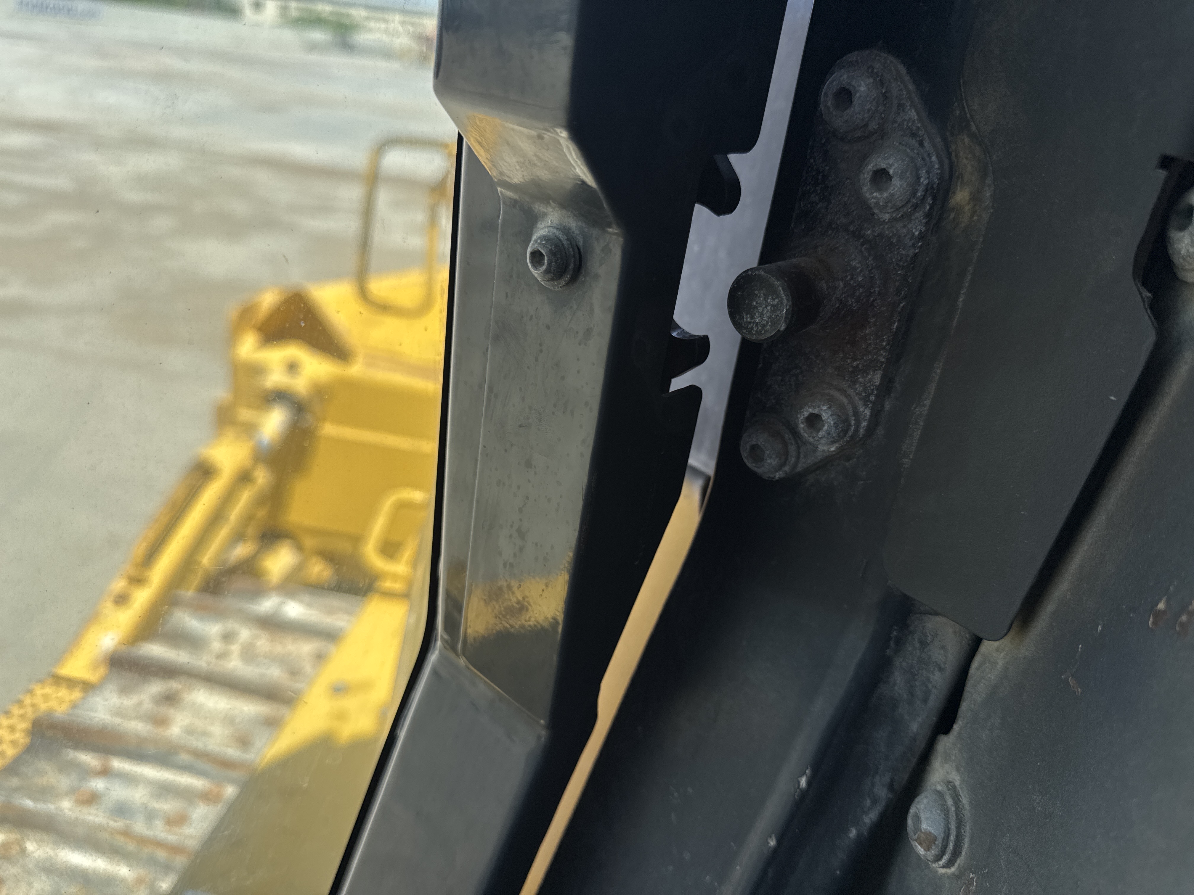 CDB-020-Komatsu-D155A-6R-Crawler-dozers-inspection-Cabin-Door-handles-1
