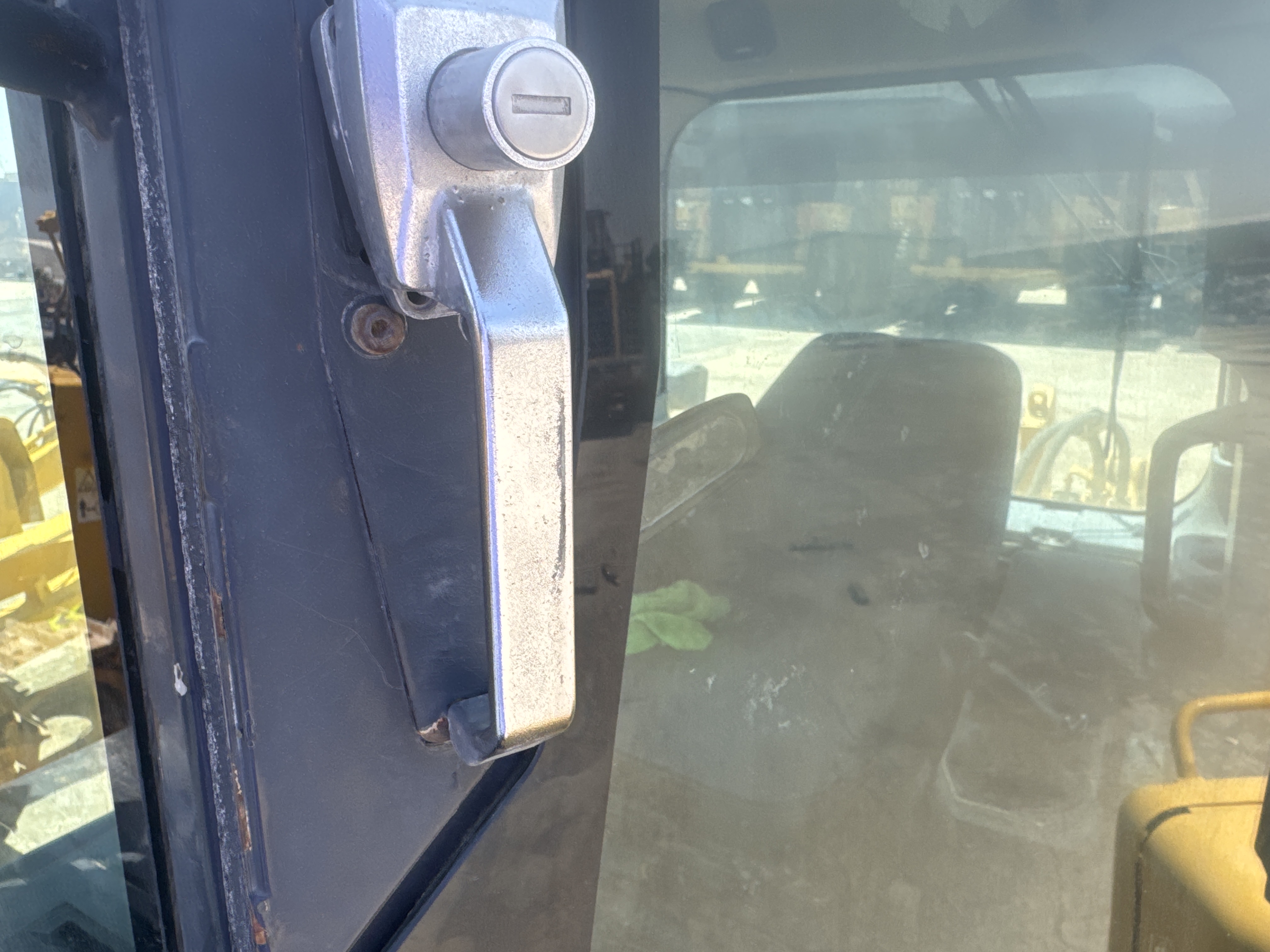 CDB-020-Komatsu-D155A-6R-Crawler-dozers-inspection-Cabin-Door-handles-1