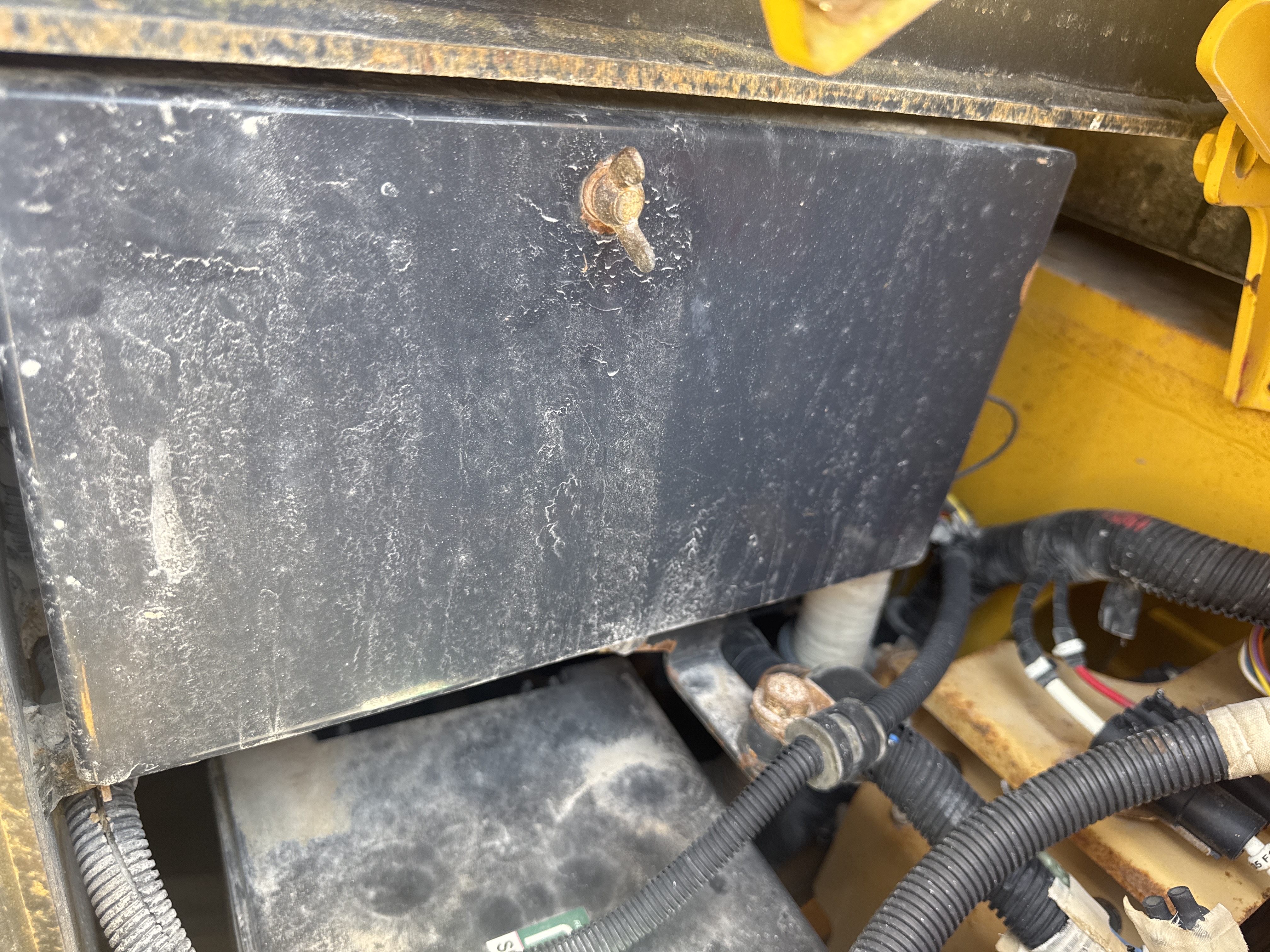 CDB-020-Komatsu-D155A-6R-Crawler-dozers-inspection-Electronics-Fuse-box-1