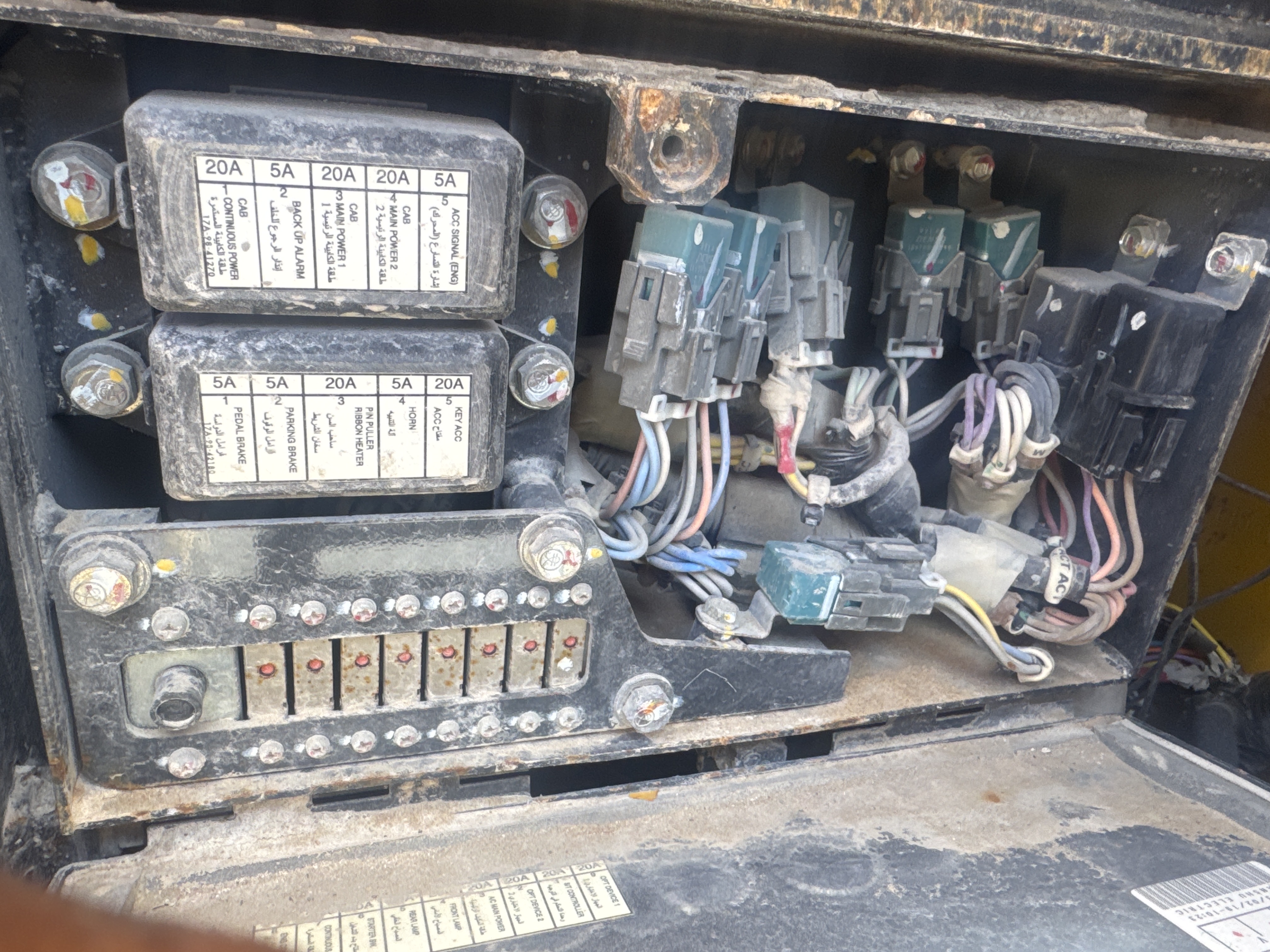 CDB-020-Komatsu-D155A-6R-Crawler-dozers-inspection-Electronics-Fuse-box-1
