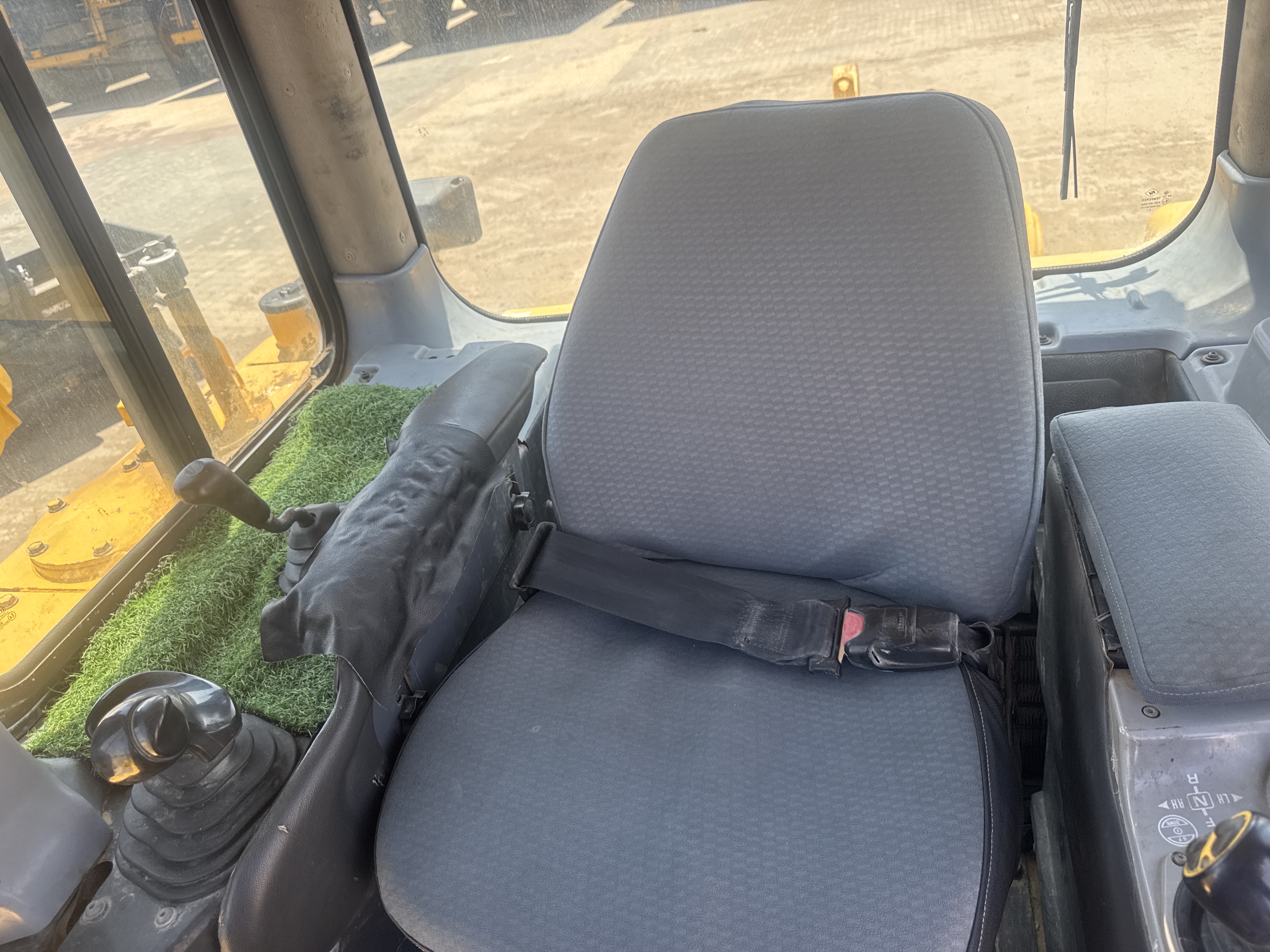 CDB-020-Komatsu-D155A-6R-Crawler-dozers-inspection-Safety-Seat-belts-1
