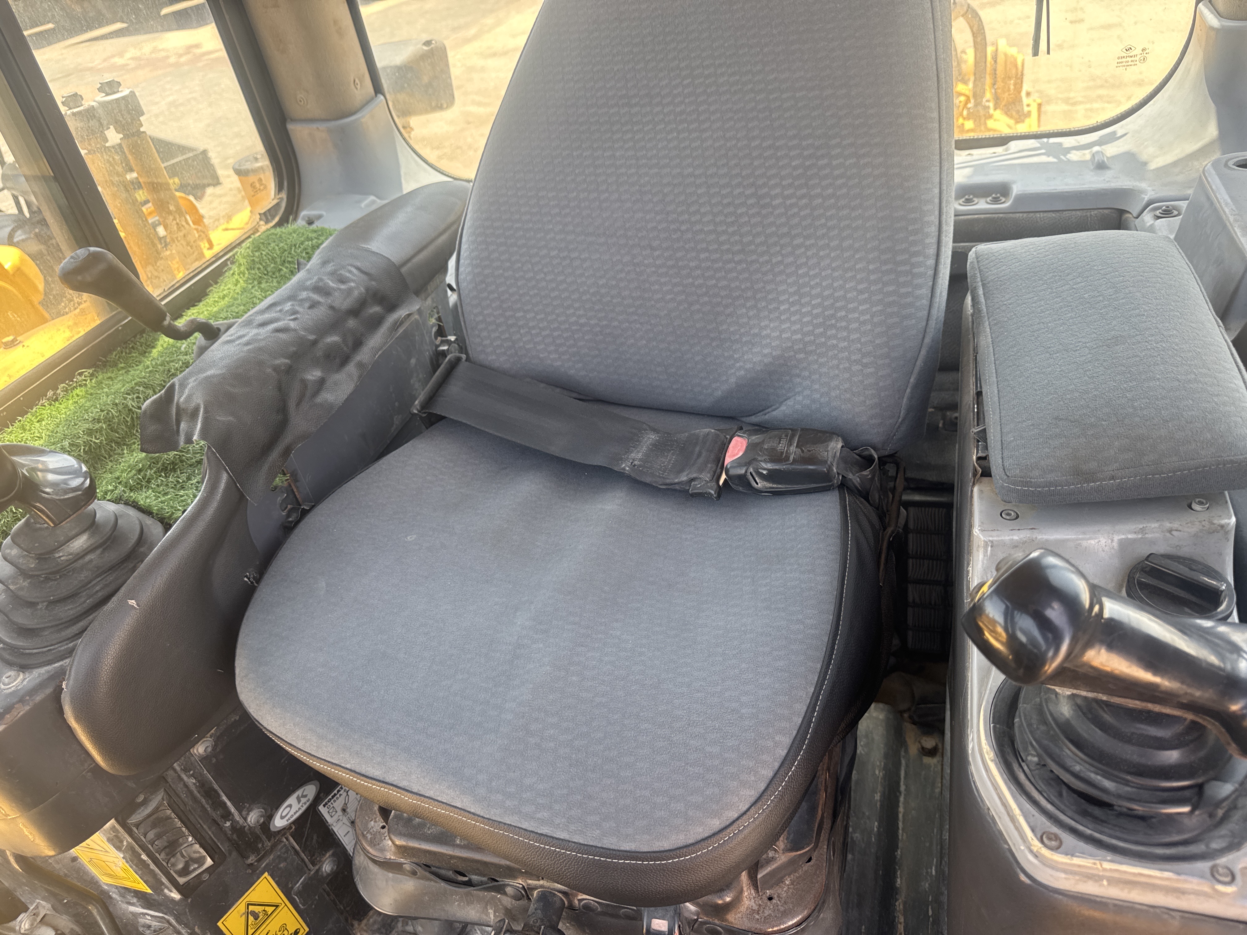 CDB-020-Komatsu-D155A-6R-Crawler-dozers-inspection-Safety-Seat-belts-1
