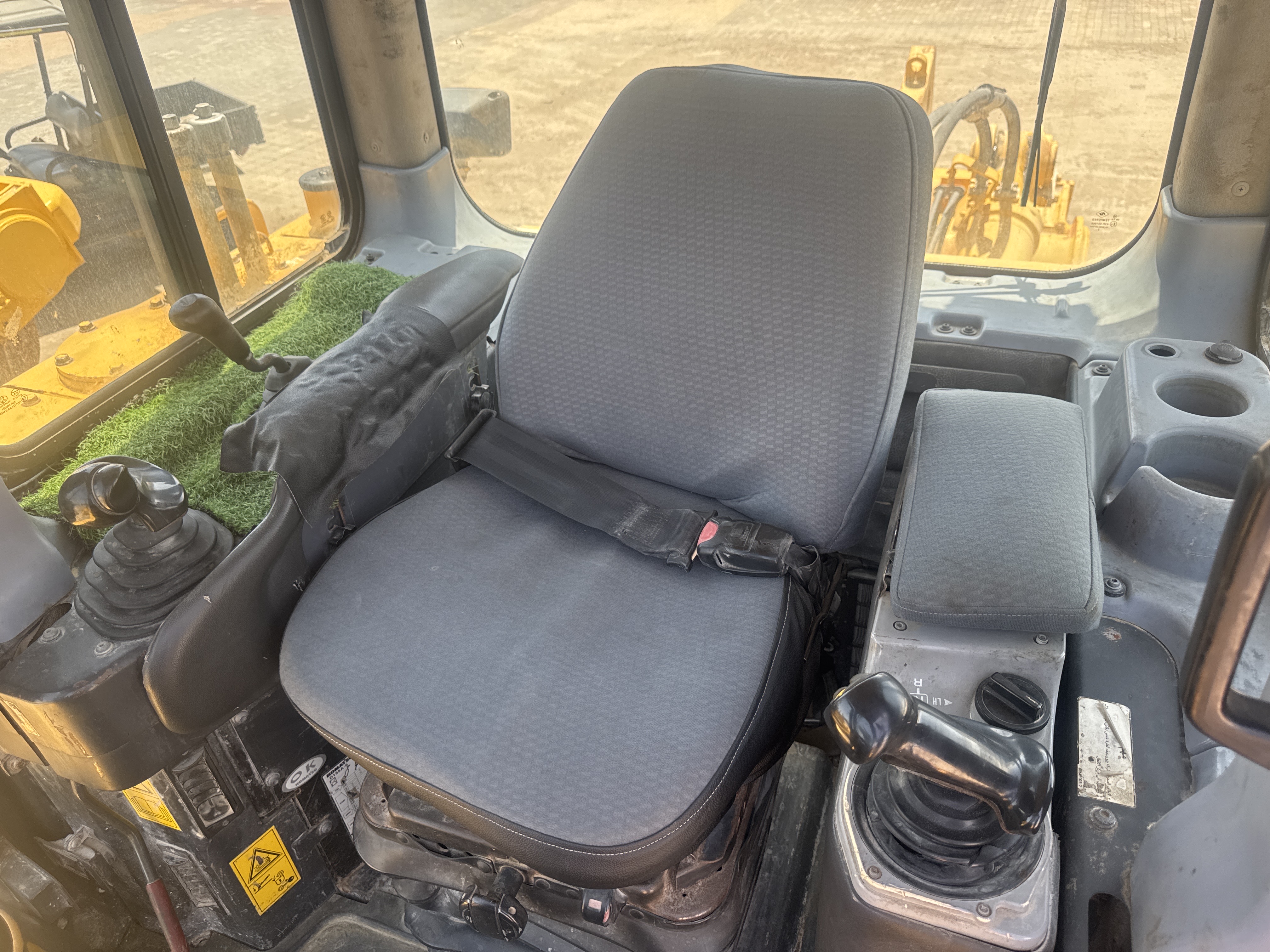 CDB-020-Komatsu-D155A-6R-Crawler-dozers-inspection-Cabin-Seats/armrests-1