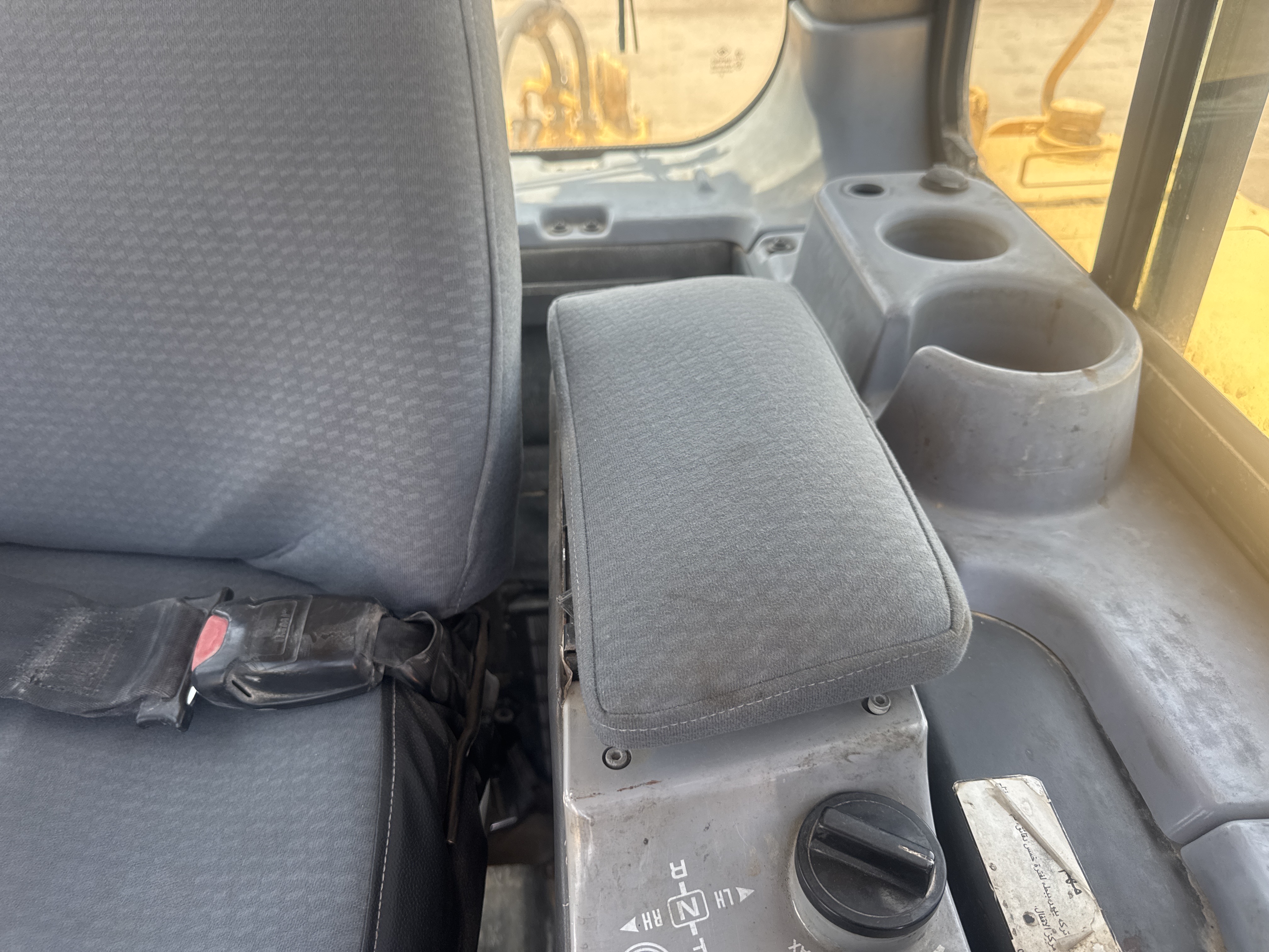 CDB-020-Komatsu-D155A-6R-Crawler-dozers-inspection-Cabin-Seats/armrests-1