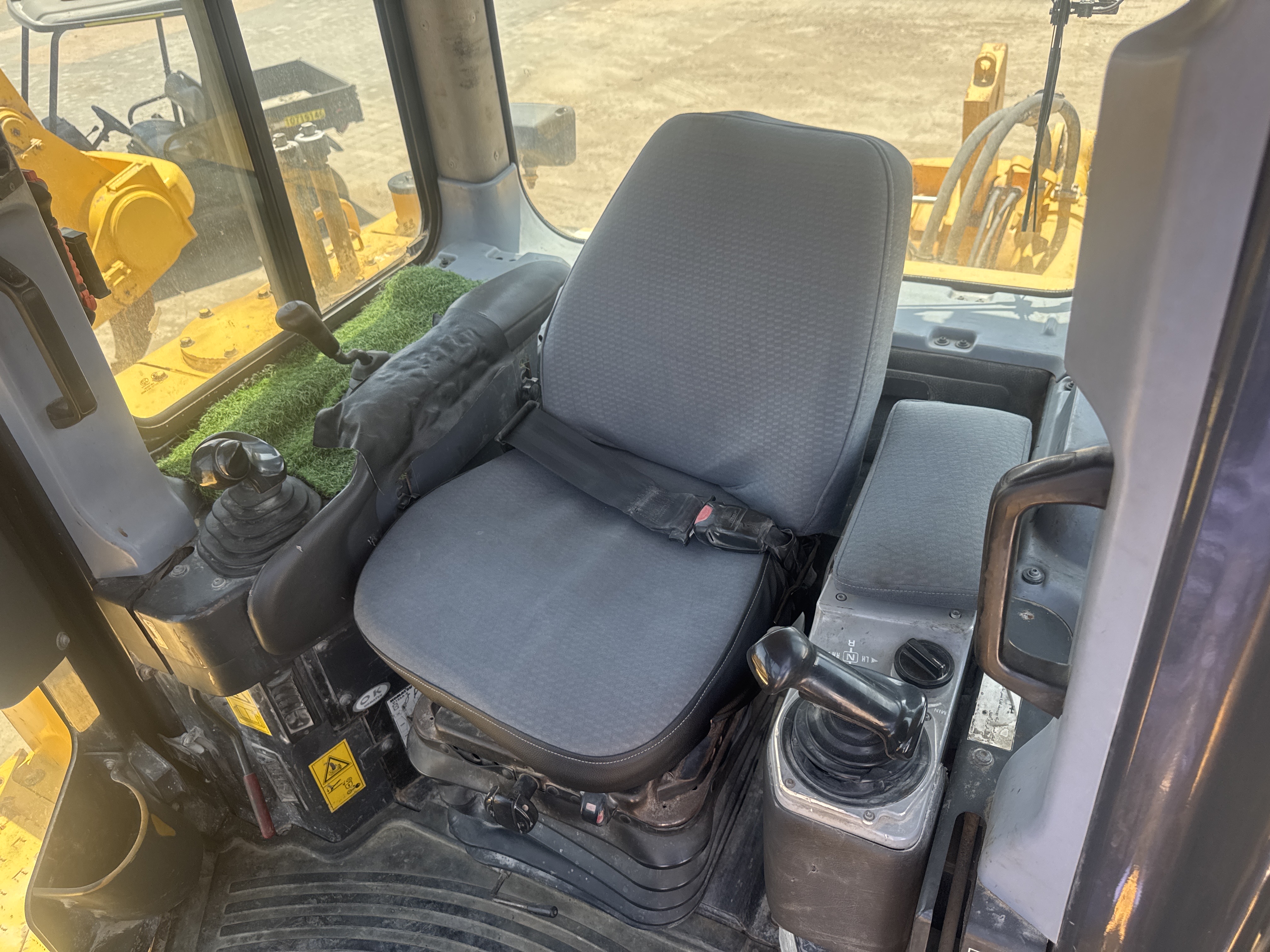 CDB-020-Komatsu-D155A-6R-Crawler-dozers-inspection-Cabin-Seats/armrests-1