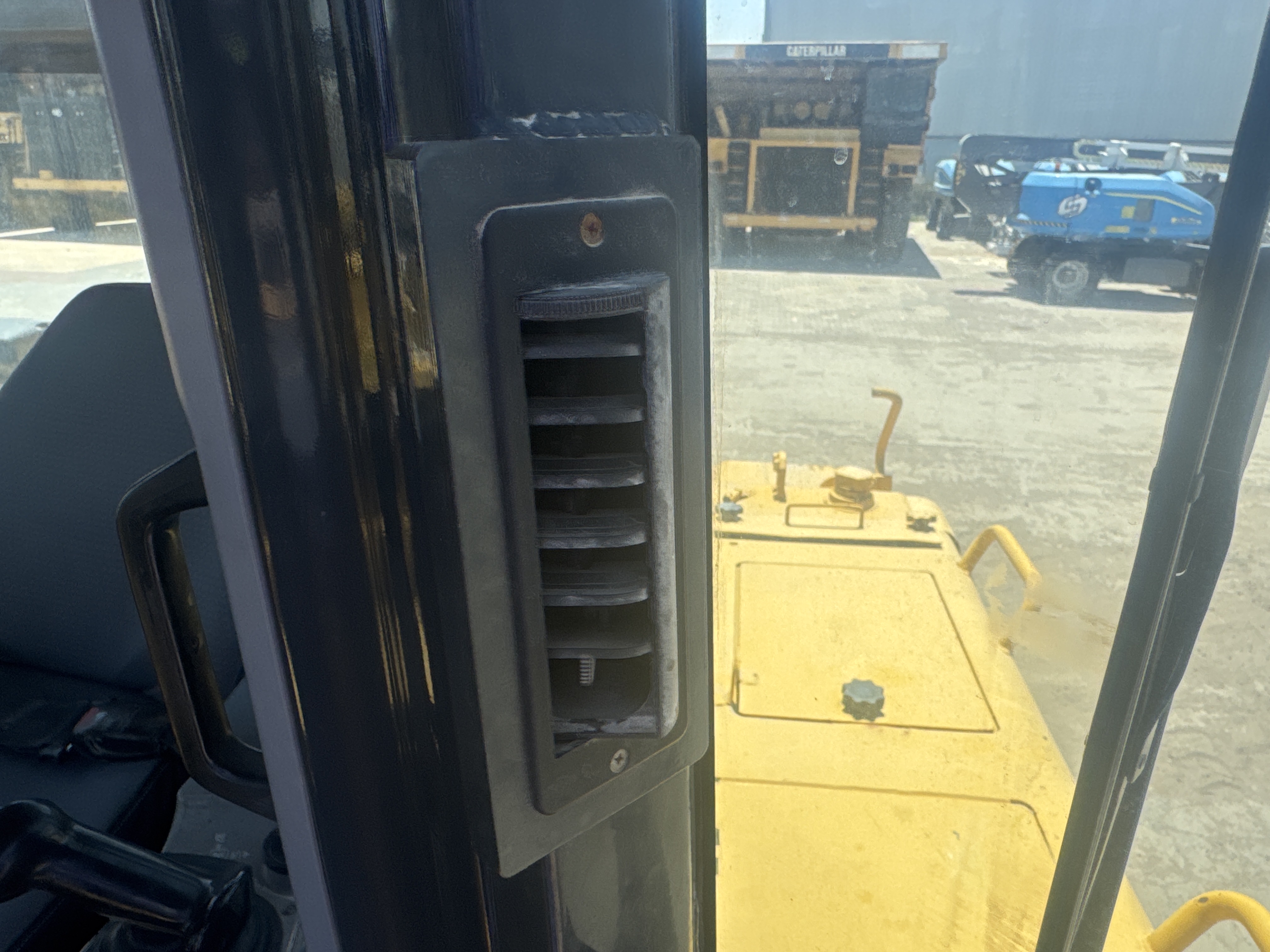 CDB-020-Komatsu-D155A-6R-Crawler-dozers-inspection-Air-conditioning-Vents-and-air-flow-1