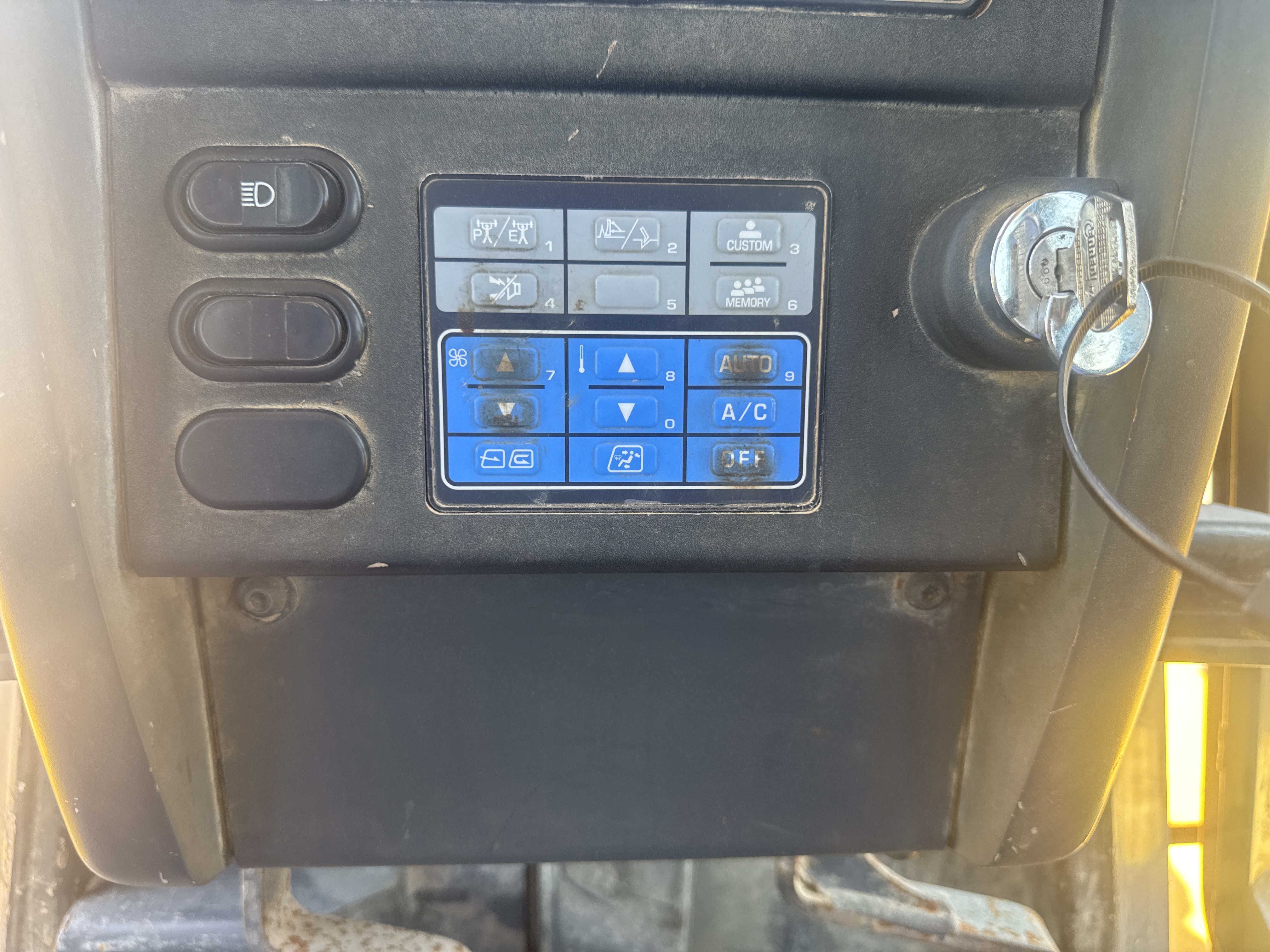 CDB-020-Komatsu-D155A-6R-Crawler-dozers-inspection-Air-conditioning-A/C-control-panel-1
