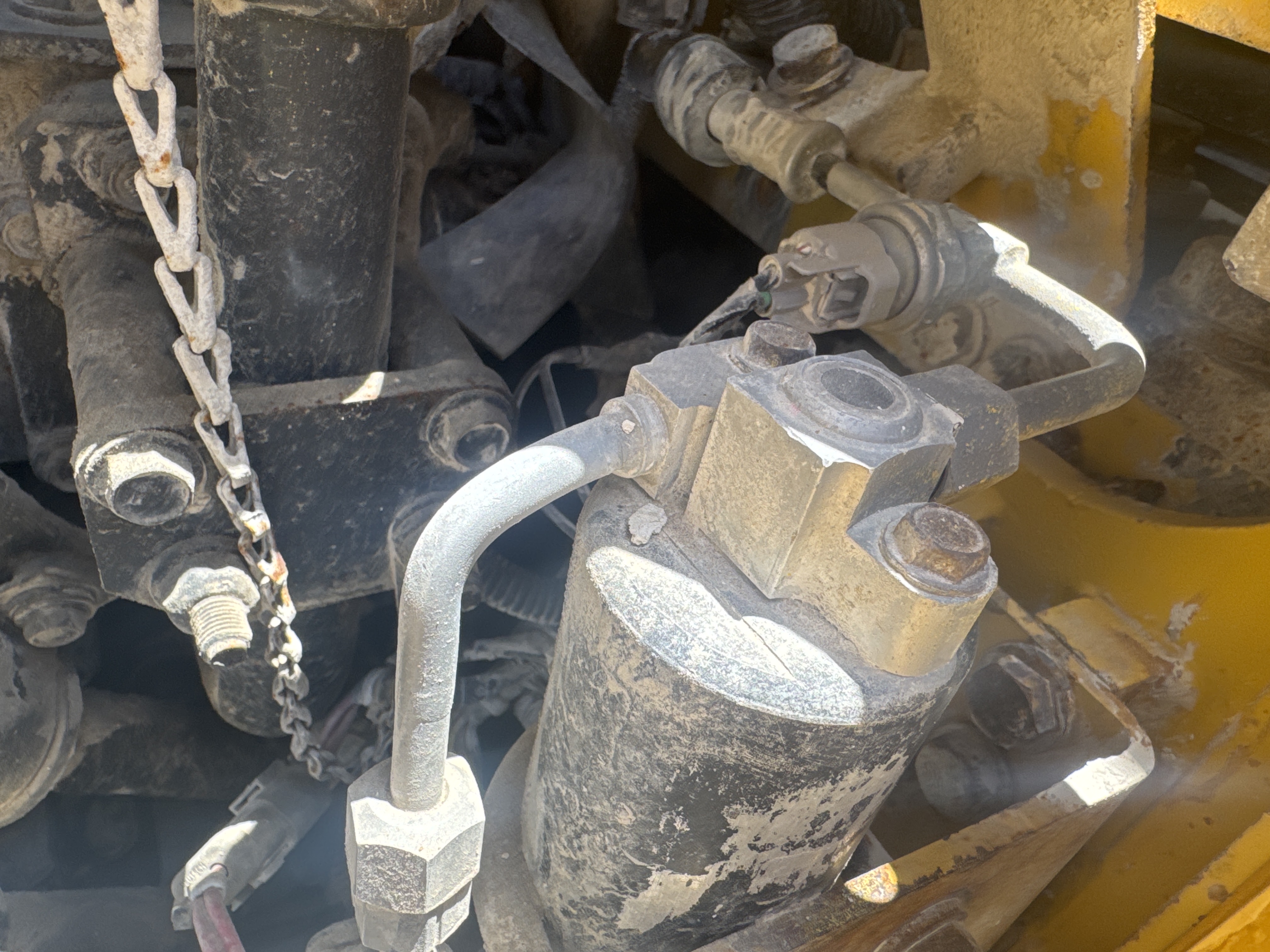 CDB-020-Komatsu-D155A-6R-Crawler-dozers-inspection-Air-conditioning-Refrigerant-lines-1