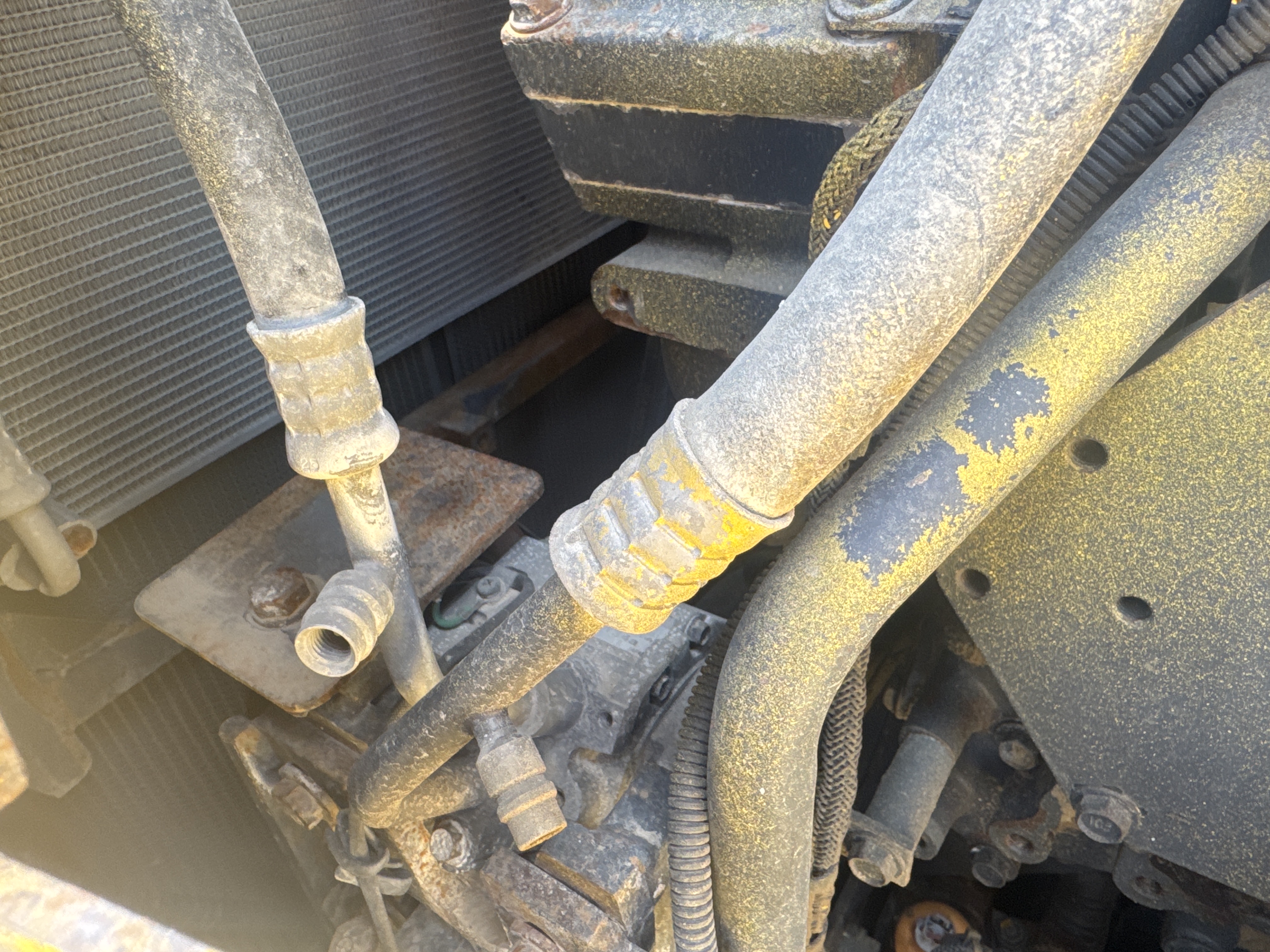 CDB-020-Komatsu-D155A-6R-Crawler-dozers-inspection-Air-conditioning-Refrigerant-lines-1