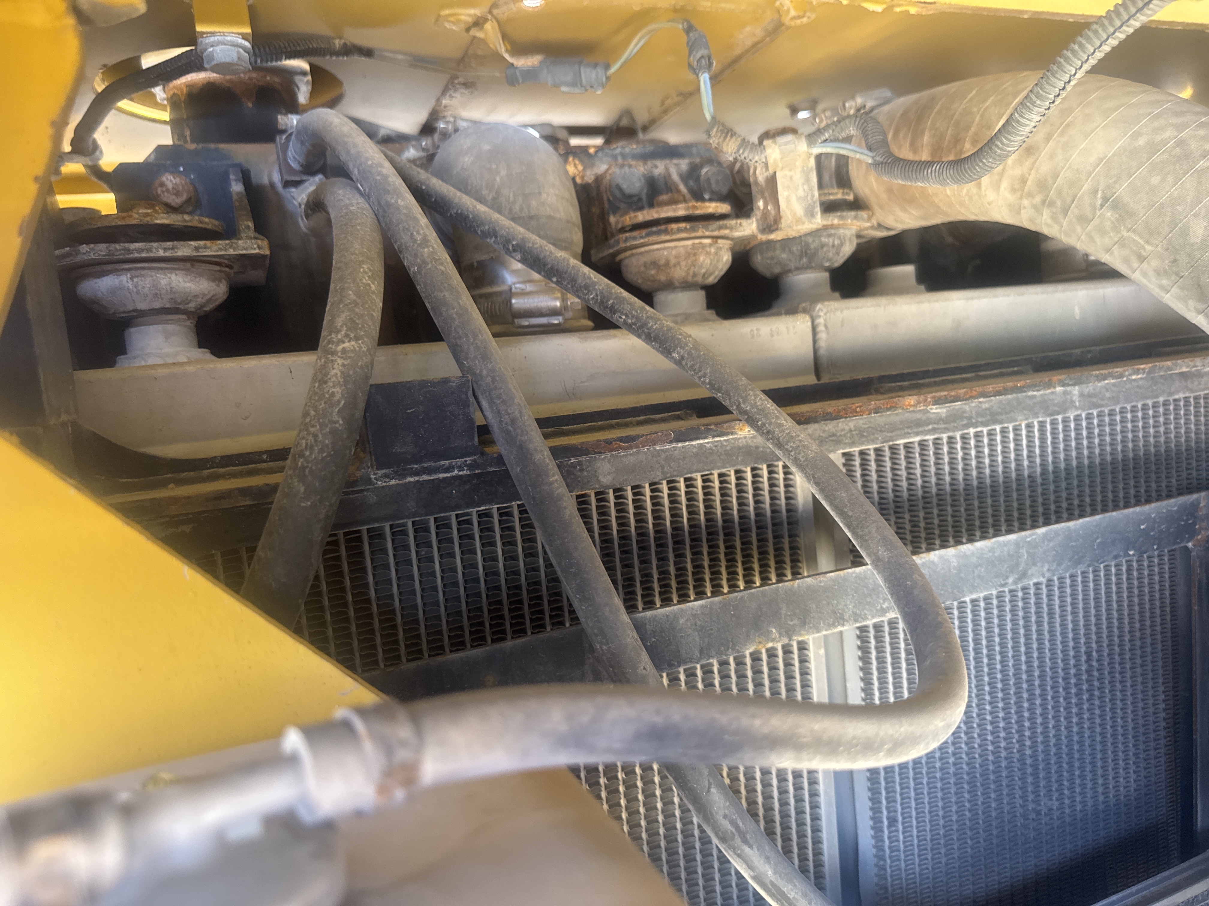 CDB-020-Komatsu-D155A-6R-Crawler-dozers-inspection-Air-conditioning-Refrigerant-lines-1