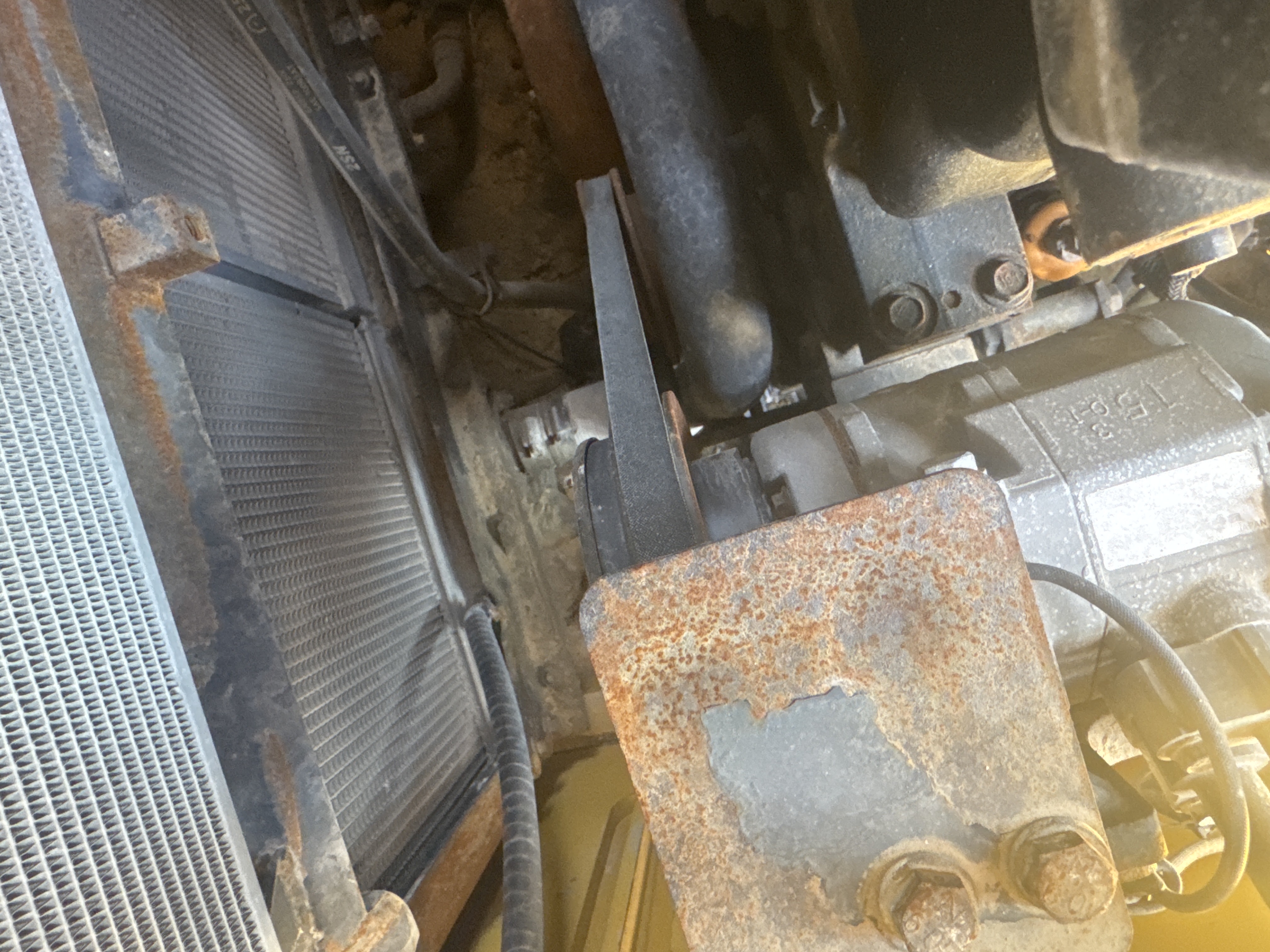 CDB-020-Komatsu-D155A-6R-Crawler-dozers-inspection-Air-conditioning-A/C-compressor-1