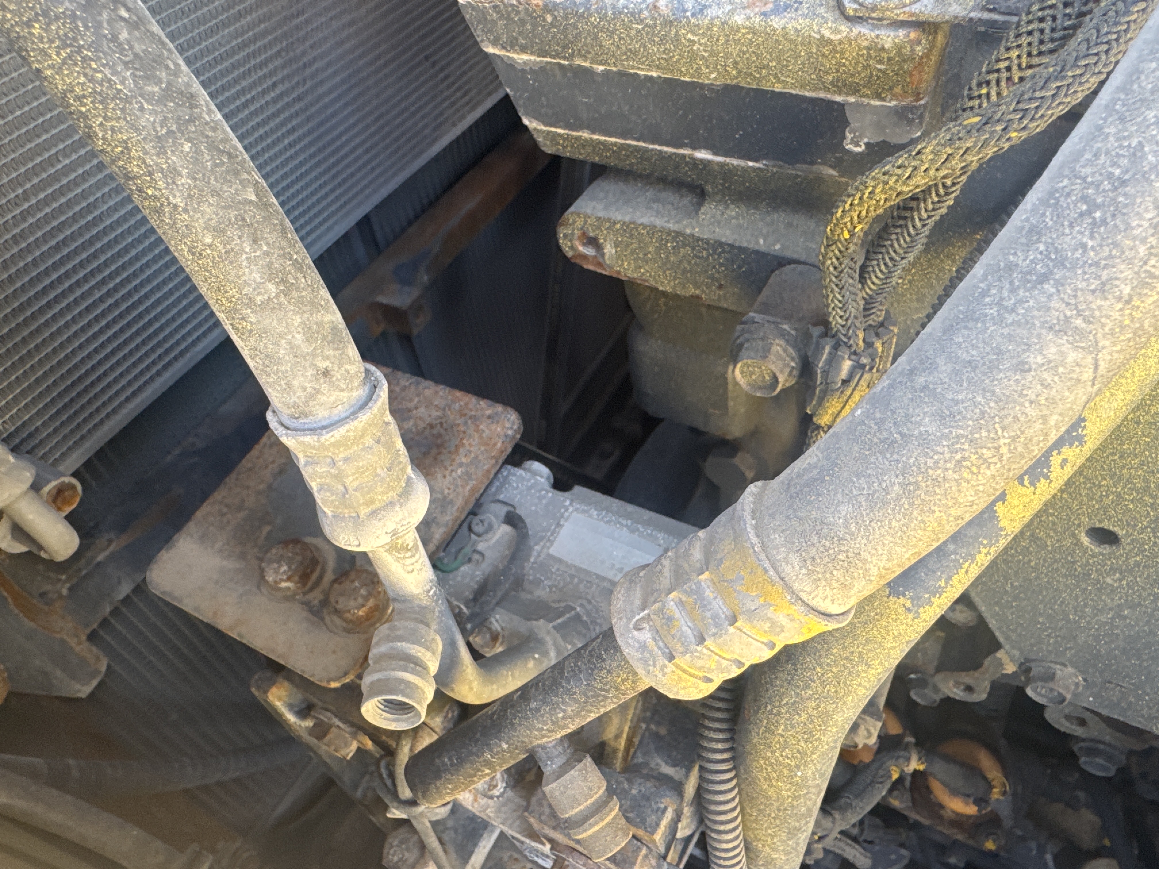 CDB-020-Komatsu-D155A-6R-Crawler-dozers-inspection-Air-conditioning-A/C-compressor-1