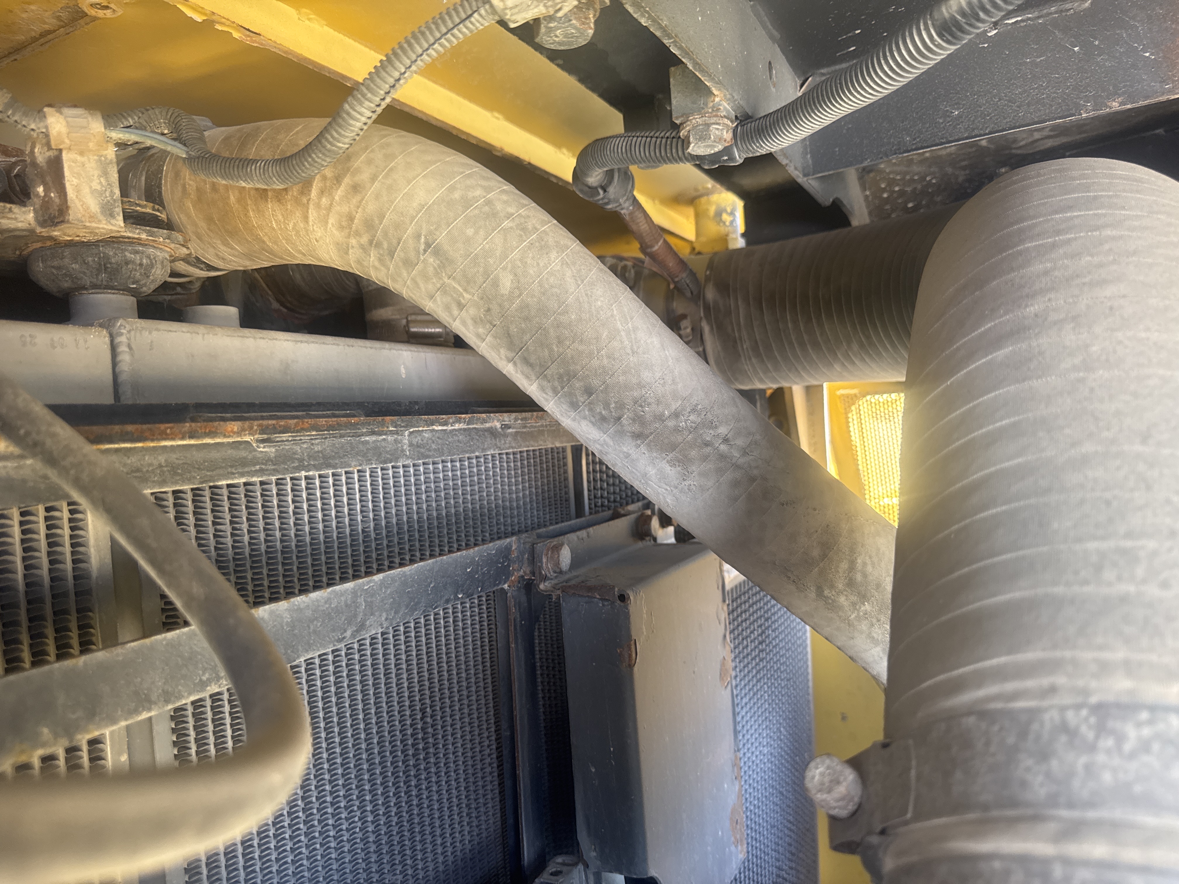 CDB-020-Komatsu-D155A-6R-Crawler-dozers-inspection-Engine-Hoses-1