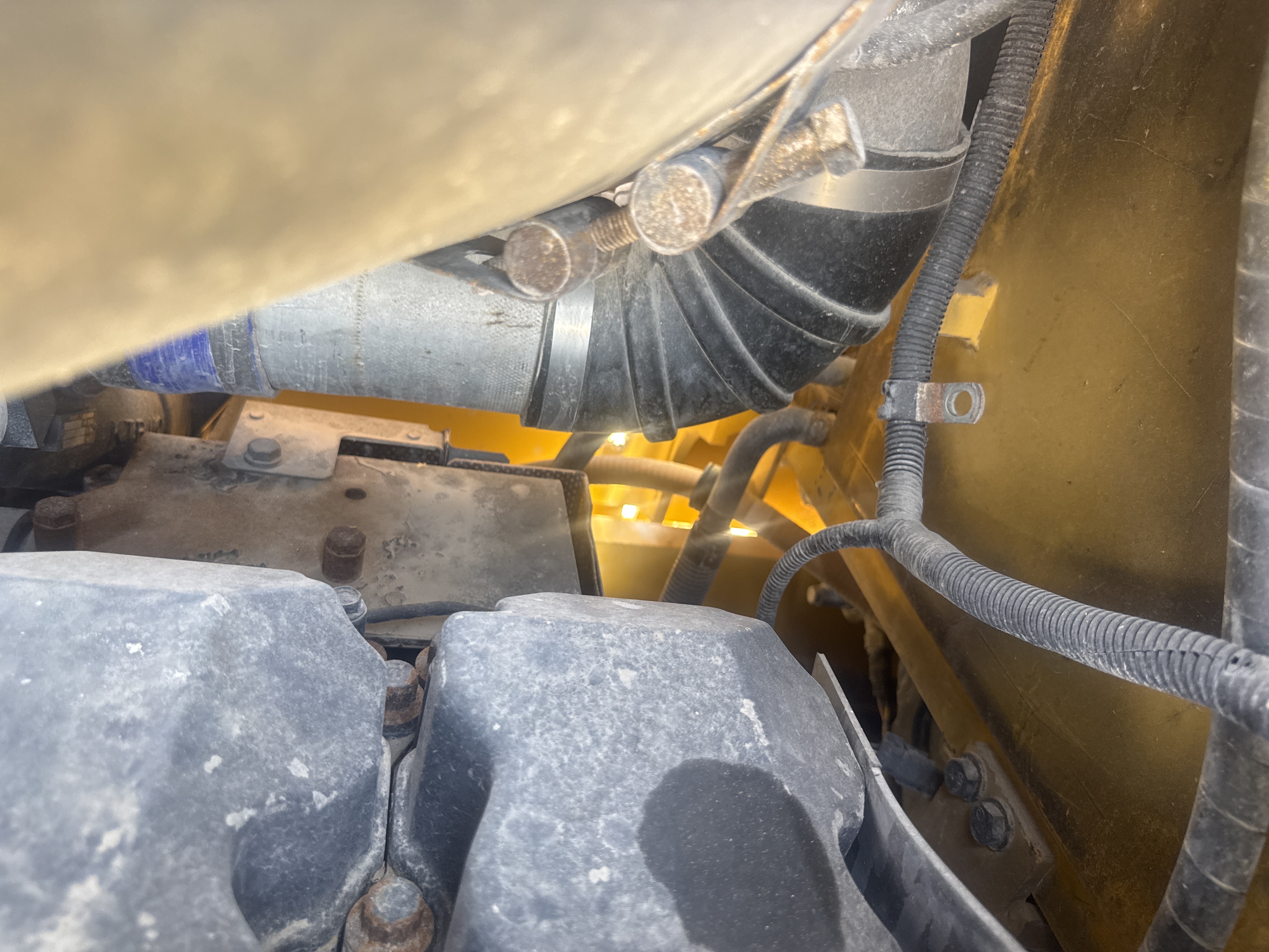CDB-020-Komatsu-D155A-6R-Crawler-dozers-inspection-Engine-Hoses-1