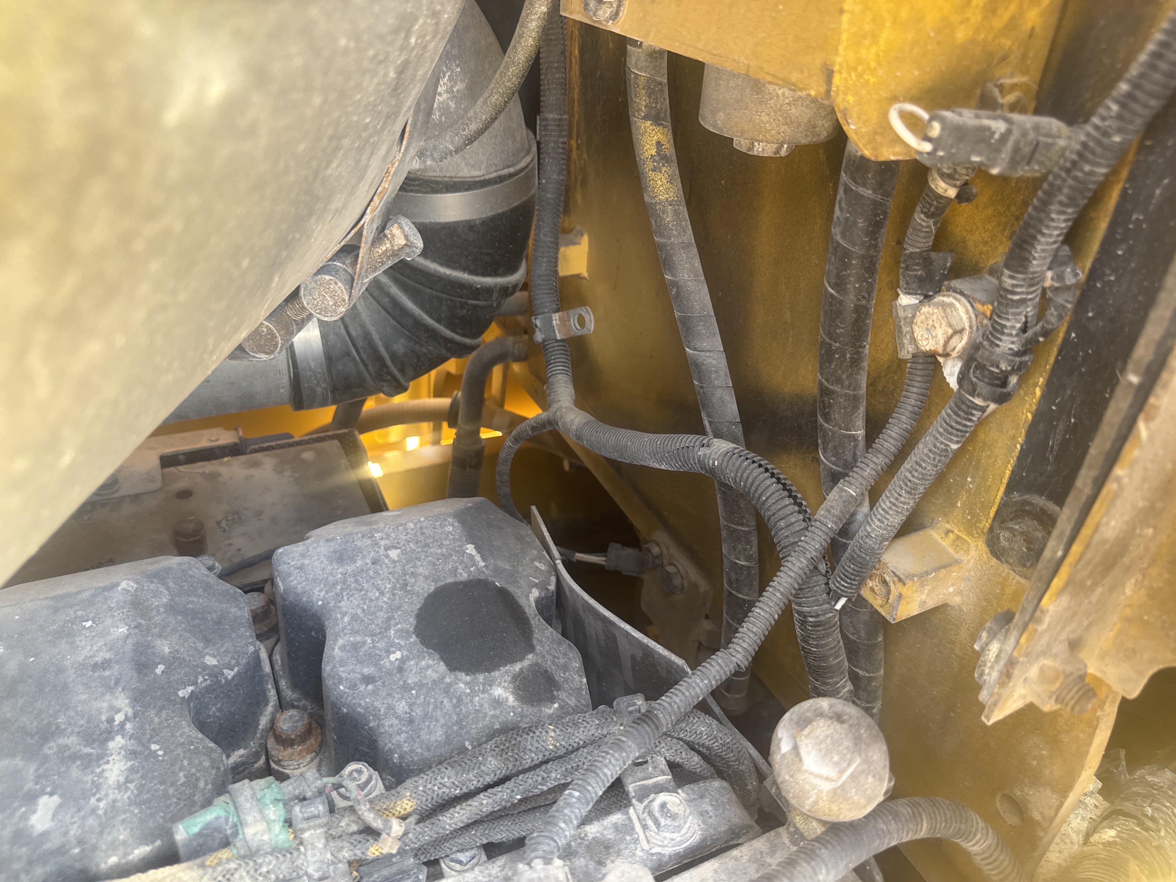 CDB-020-Komatsu-D155A-6R-Crawler-dozers-inspection-Engine-Hoses-1