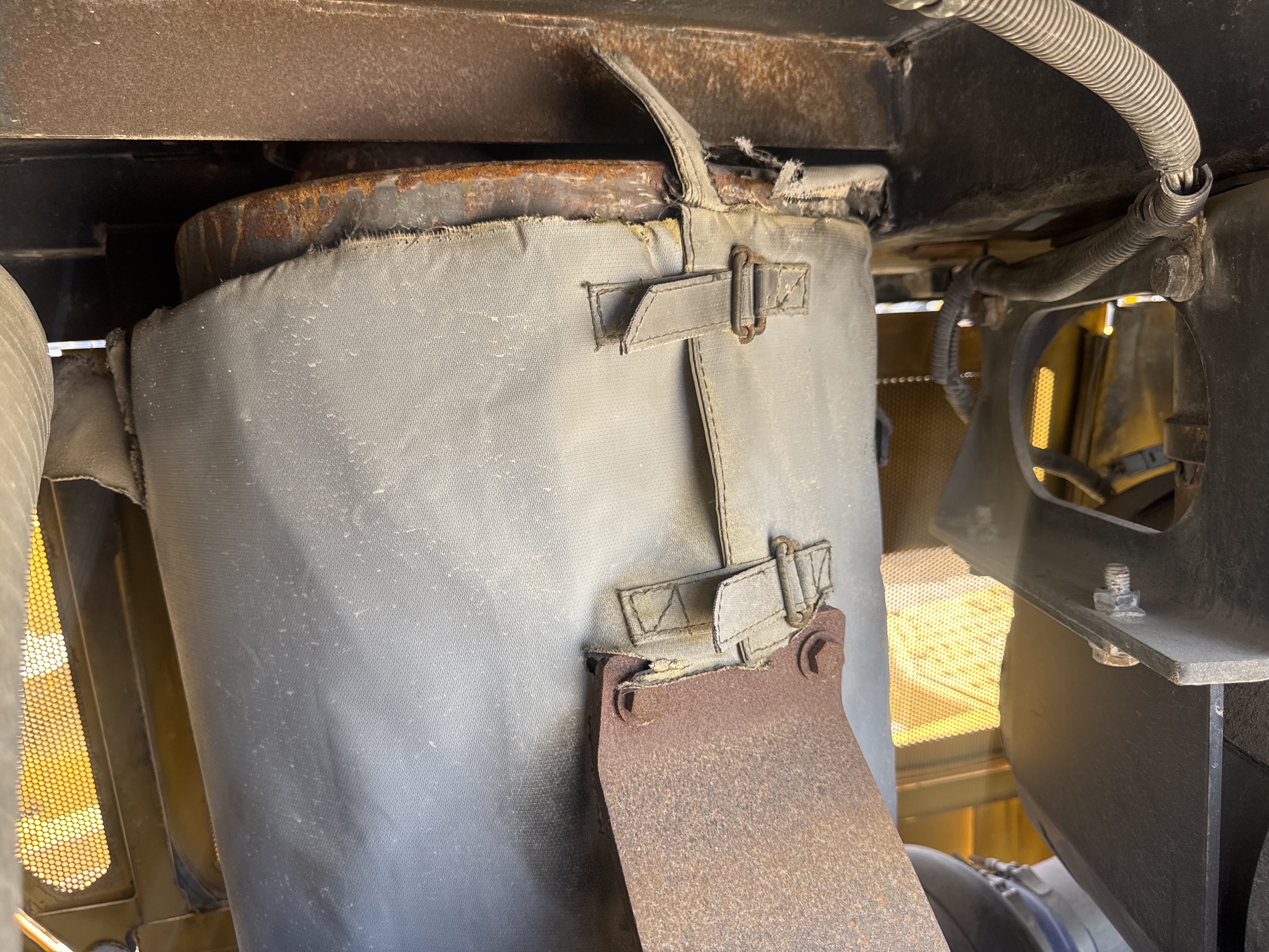 CDB-020-Komatsu-D155A-6R-Crawler-dozers-inspection-Engine-Exhaust-system-1