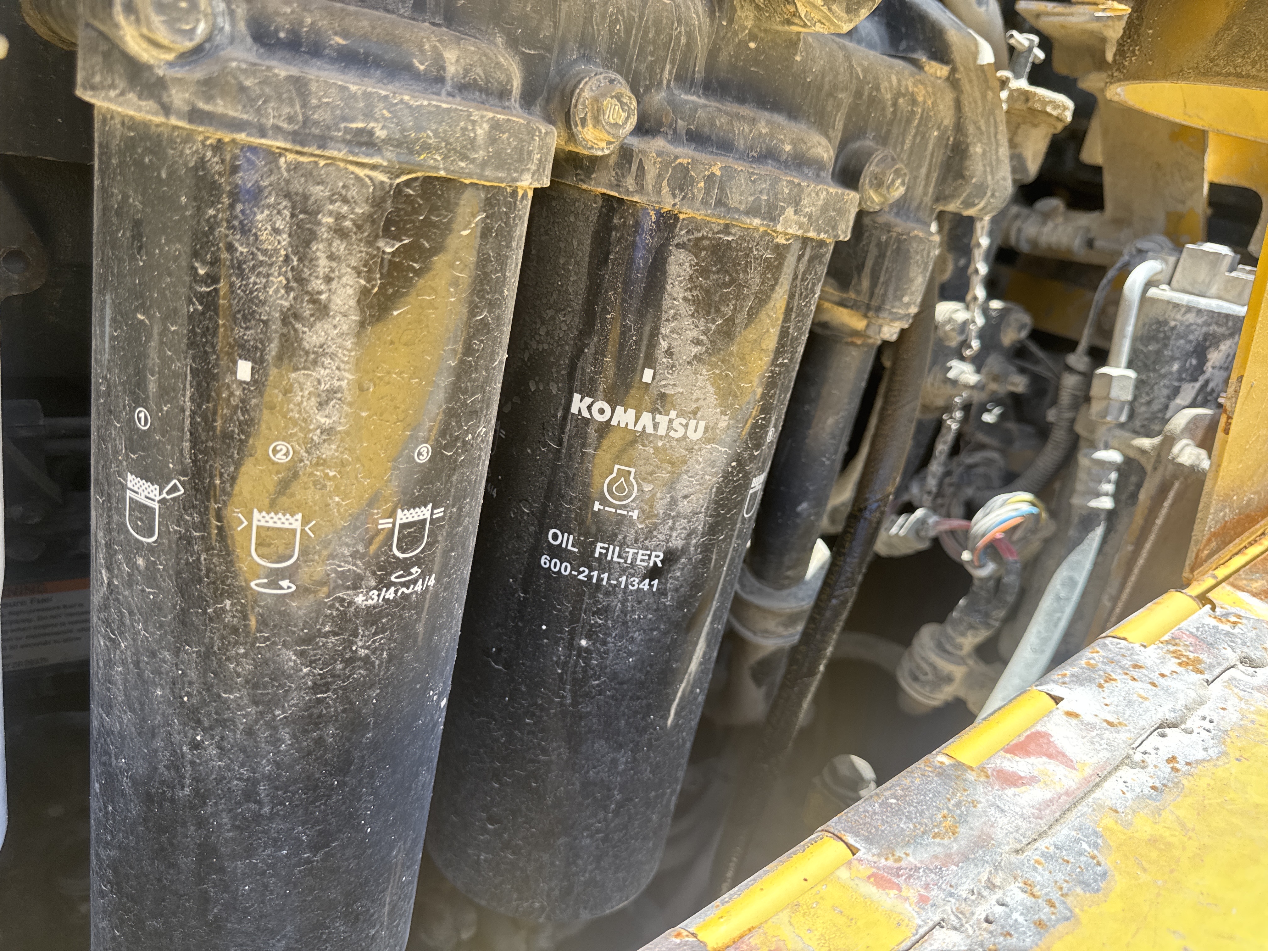 CDB-020-Komatsu-D155A-6R-Crawler-dozers-inspection-Engine-Engine-oil-leaks-1