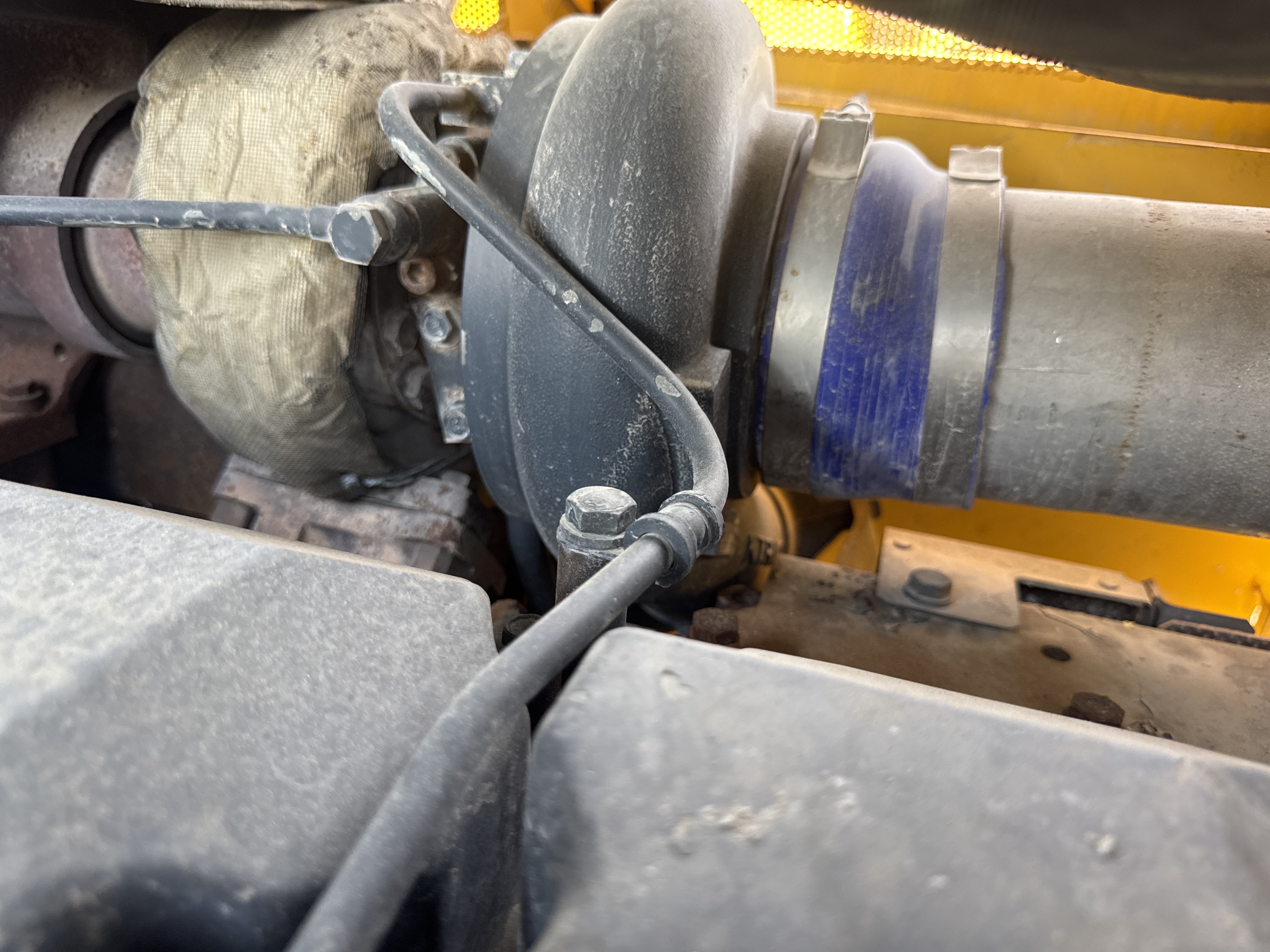 CDB-020-Komatsu-D155A-6R-Crawler-dozers-inspection-Engine-Turbo-1