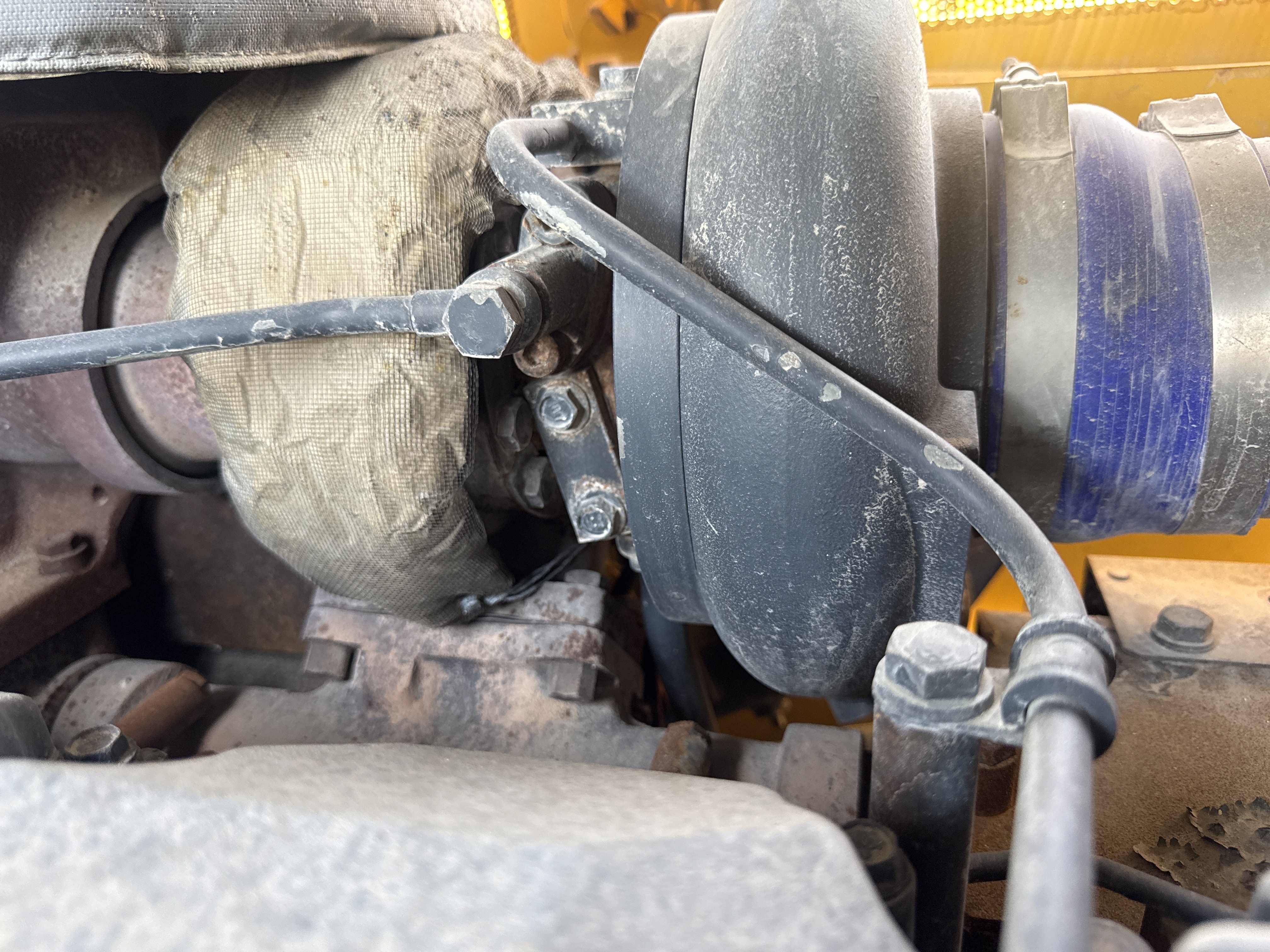 CDB-020-Komatsu-D155A-6R-Crawler-dozers-inspection-Engine-Turbo-1