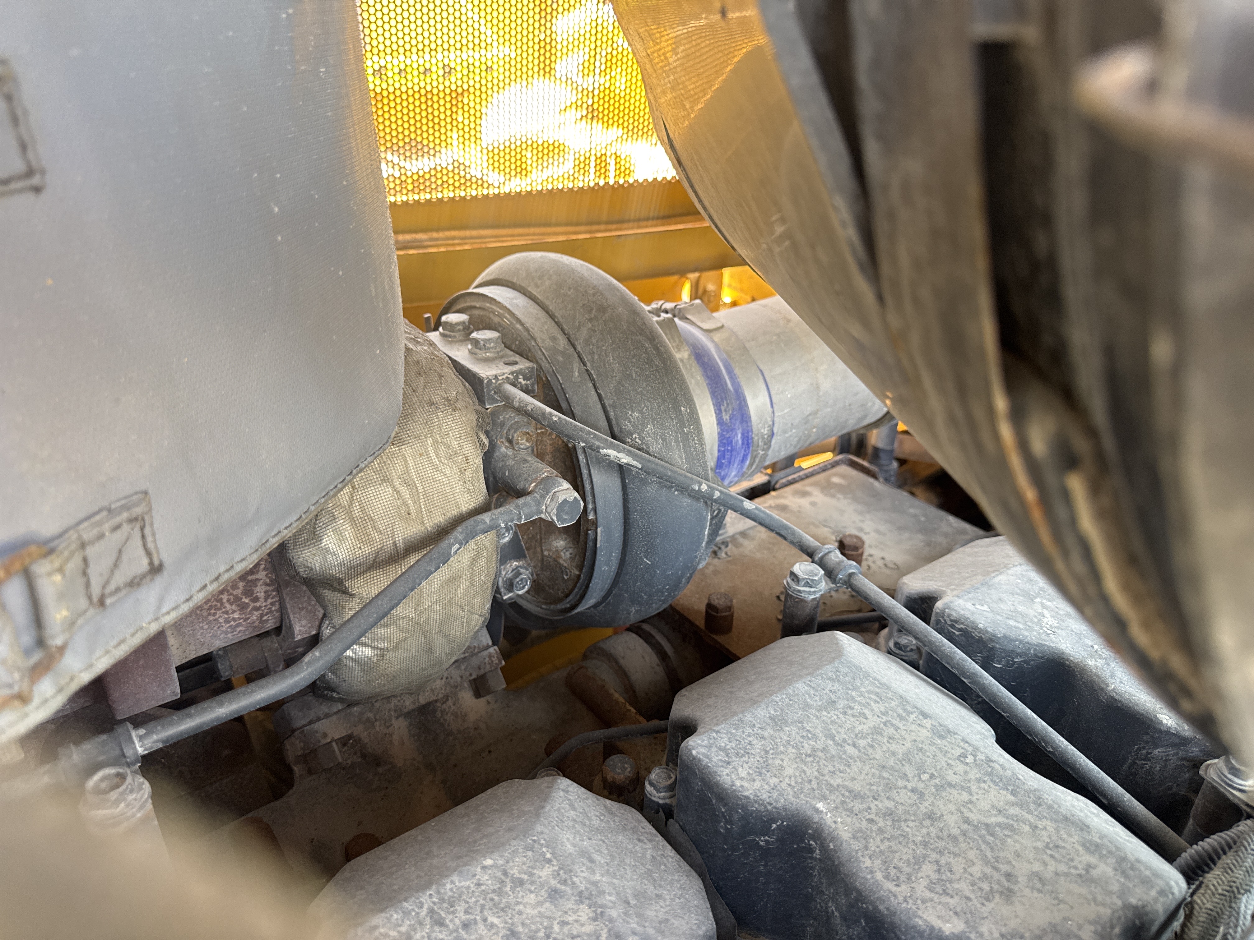 CDB-020-Komatsu-D155A-6R-Crawler-dozers-inspection-Engine-Turbo-1