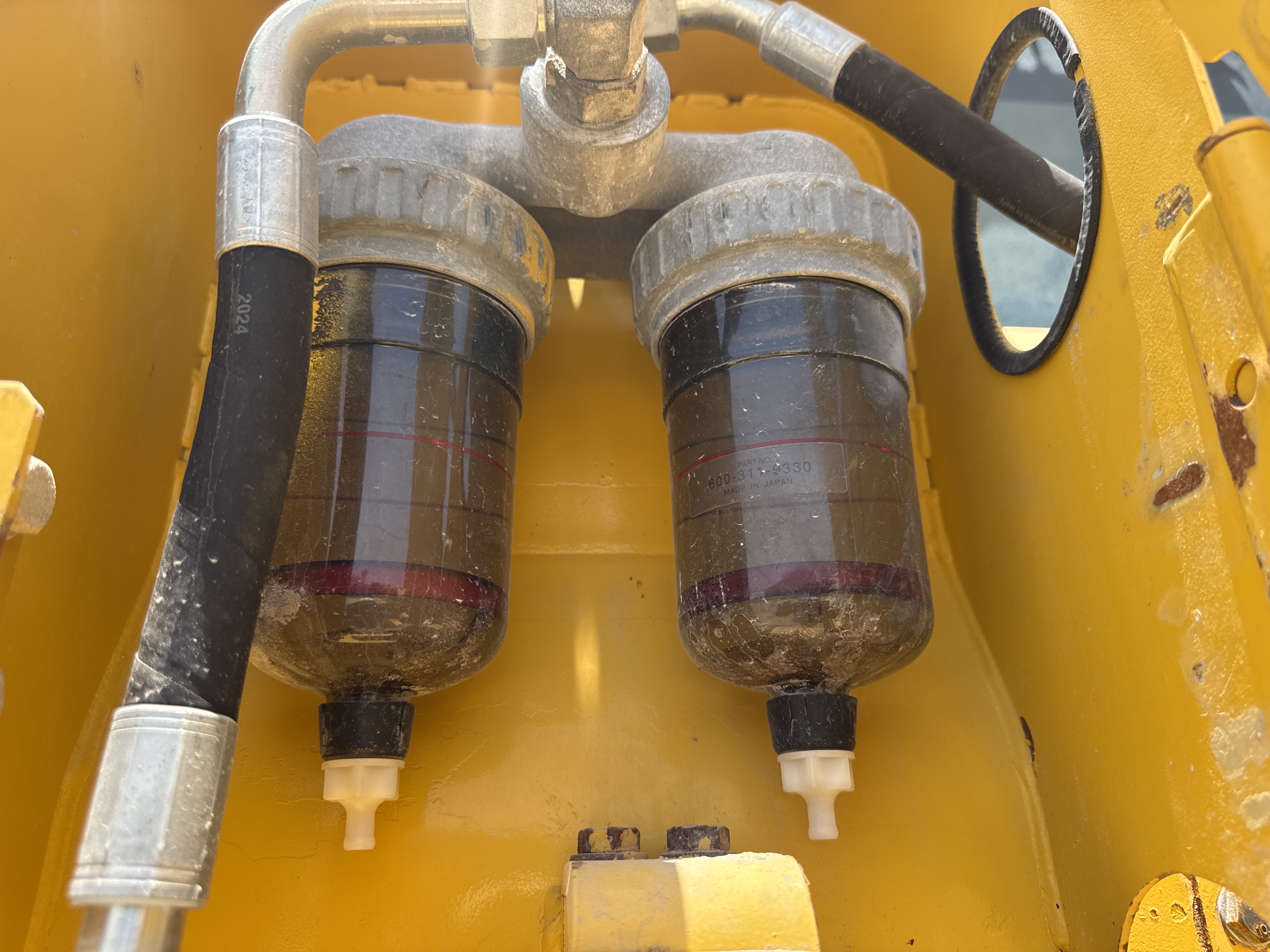 CDB-020-Komatsu-D155A-6R-Crawler-dozers-inspection-Engine-Fuel-leaks-1