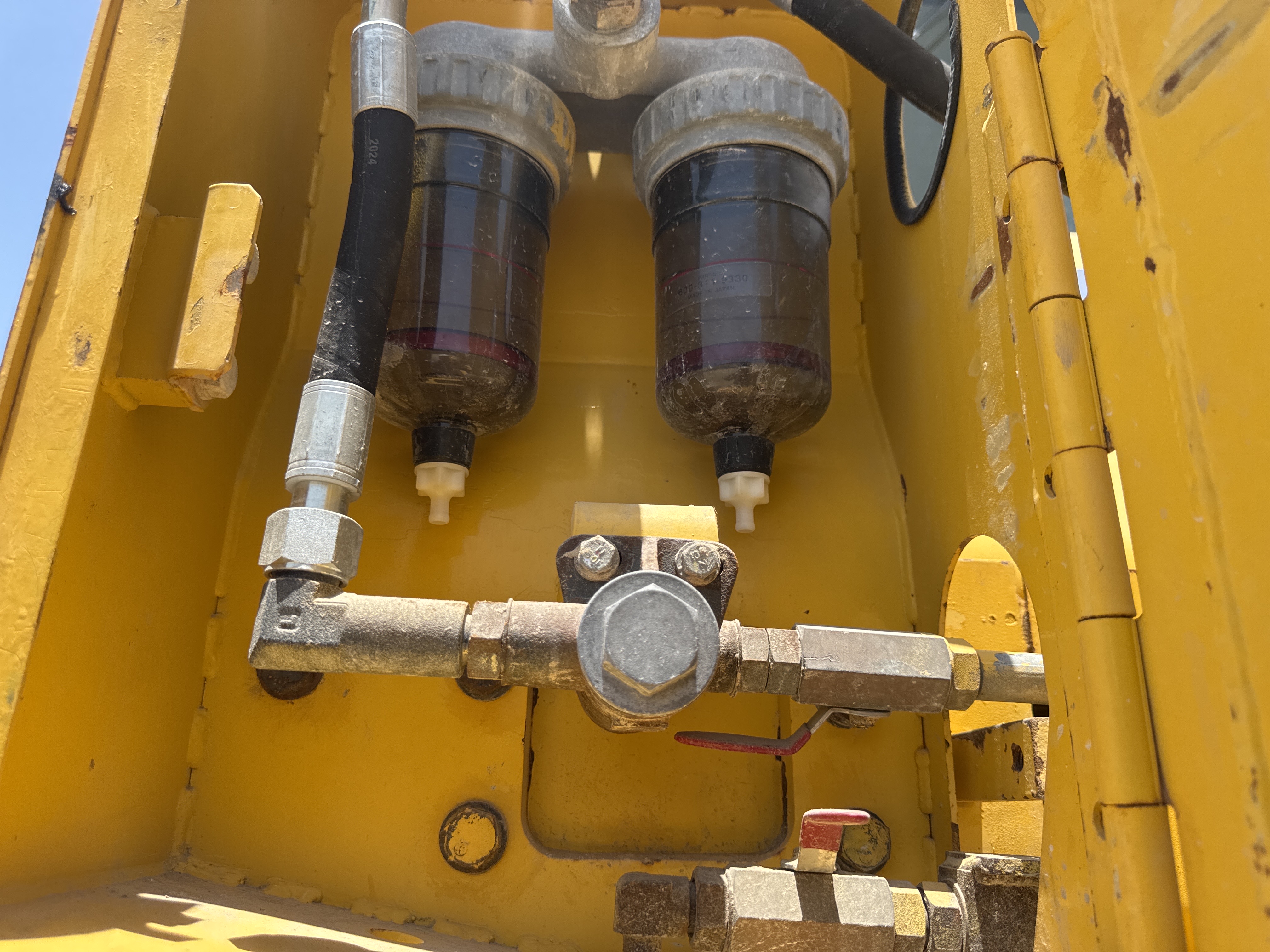 CDB-020-Komatsu-D155A-6R-Crawler-dozers-inspection-Engine-Fuel-leaks-1