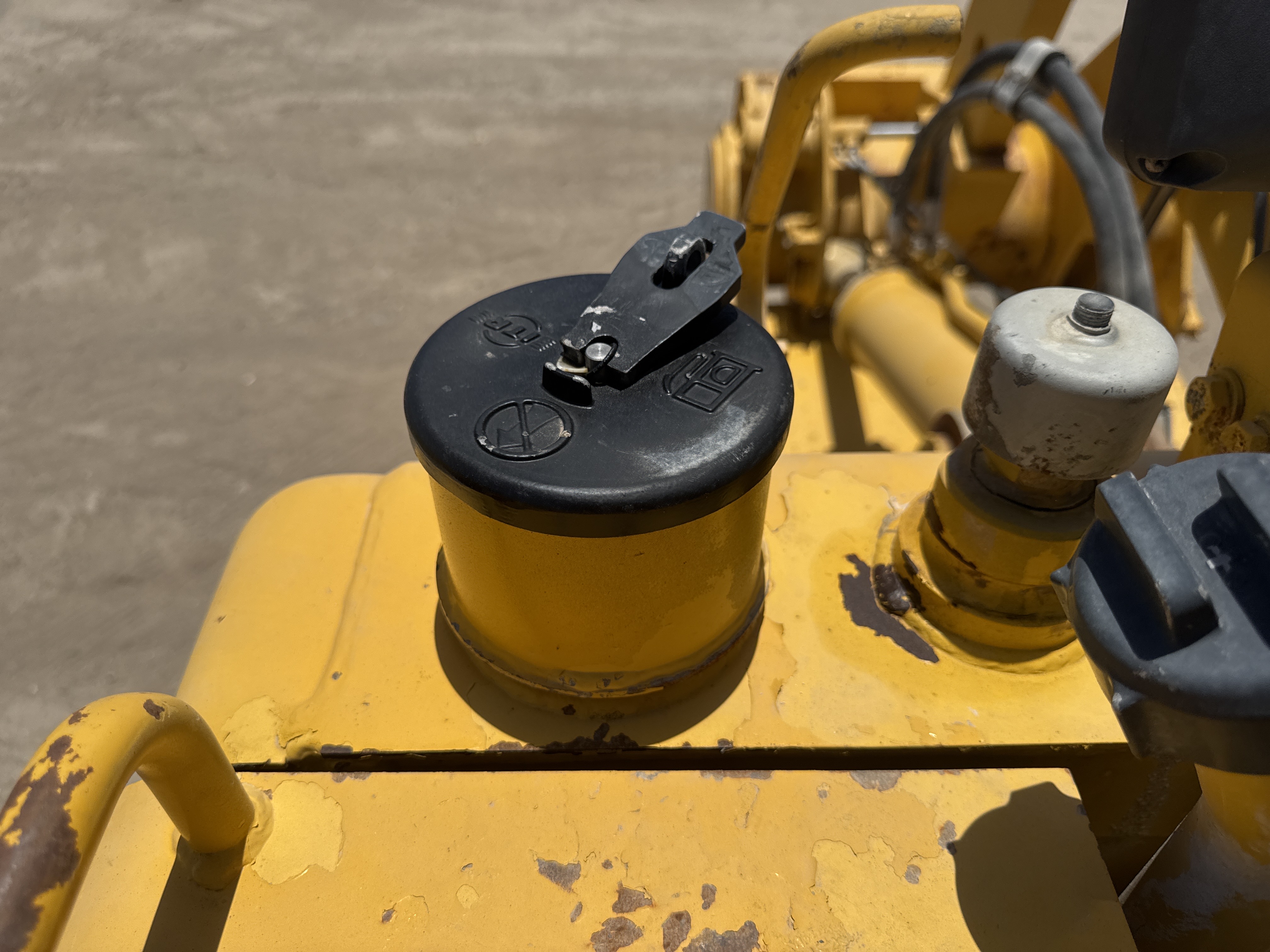 CDB-020-Komatsu-D155A-6R-Crawler-dozers-inspection-Engine-Fuel-tank-1