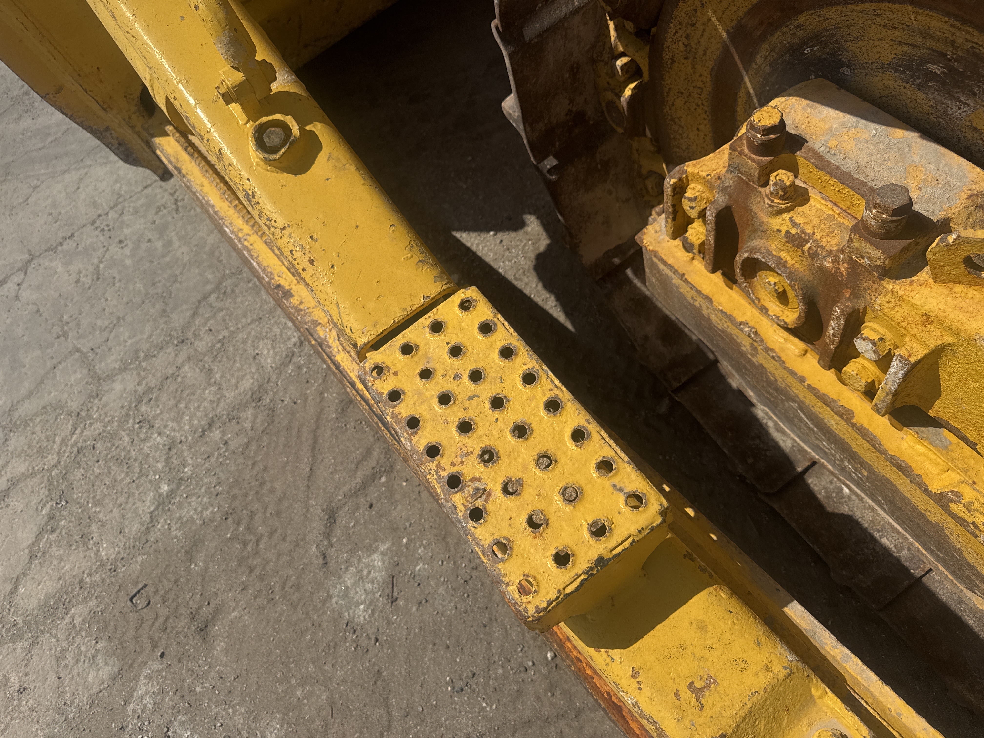 CDB-021-كوماتسو-D155A-6-بلدوزرات-مجنزرة-فحص-الهيكل-السلالم-والمداسات-1