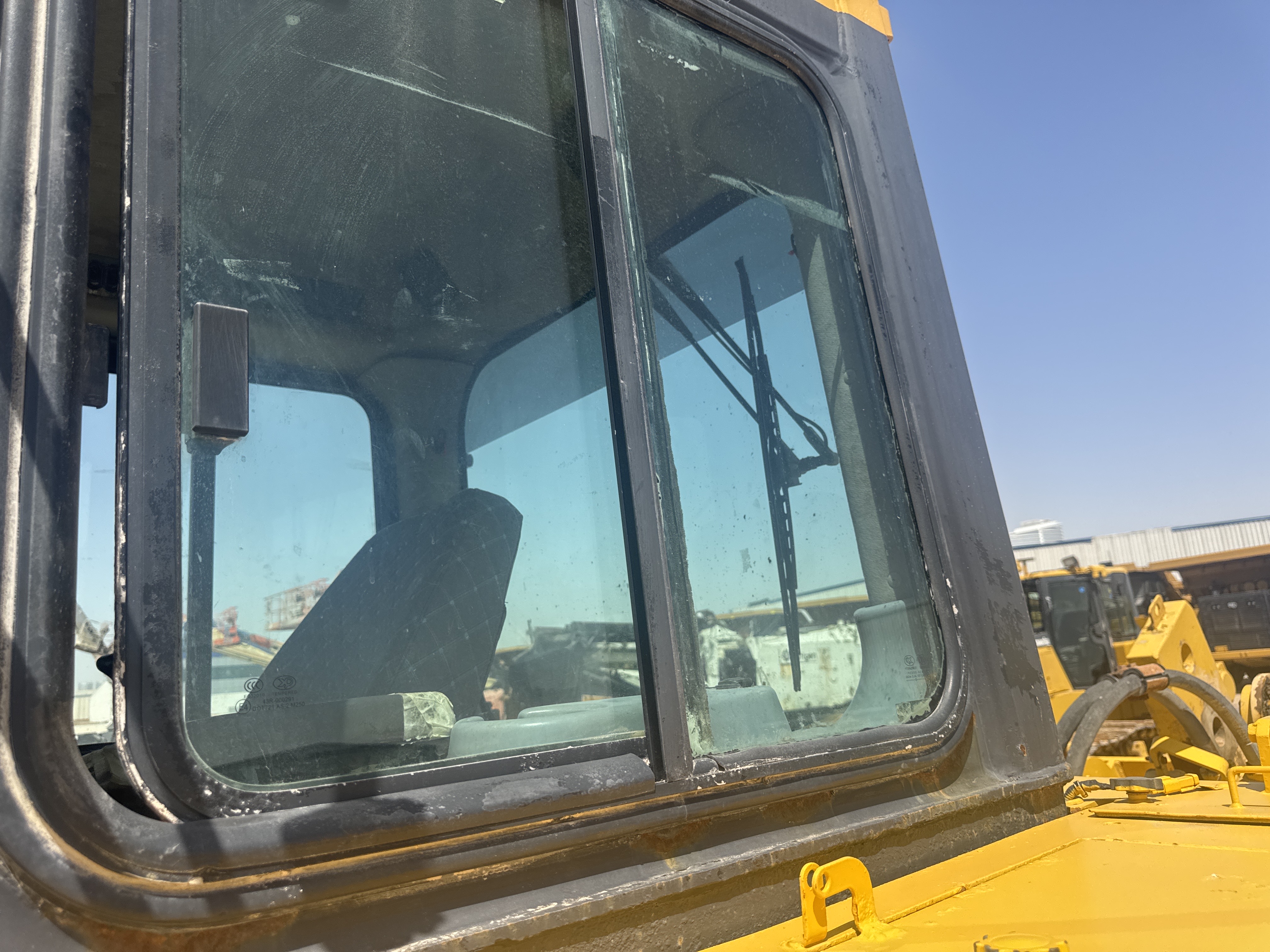 CDB-021-كوماتسو-D155A-6-بلدوزرات-مجنزرة-فحص-الأمان-الزجاج-1