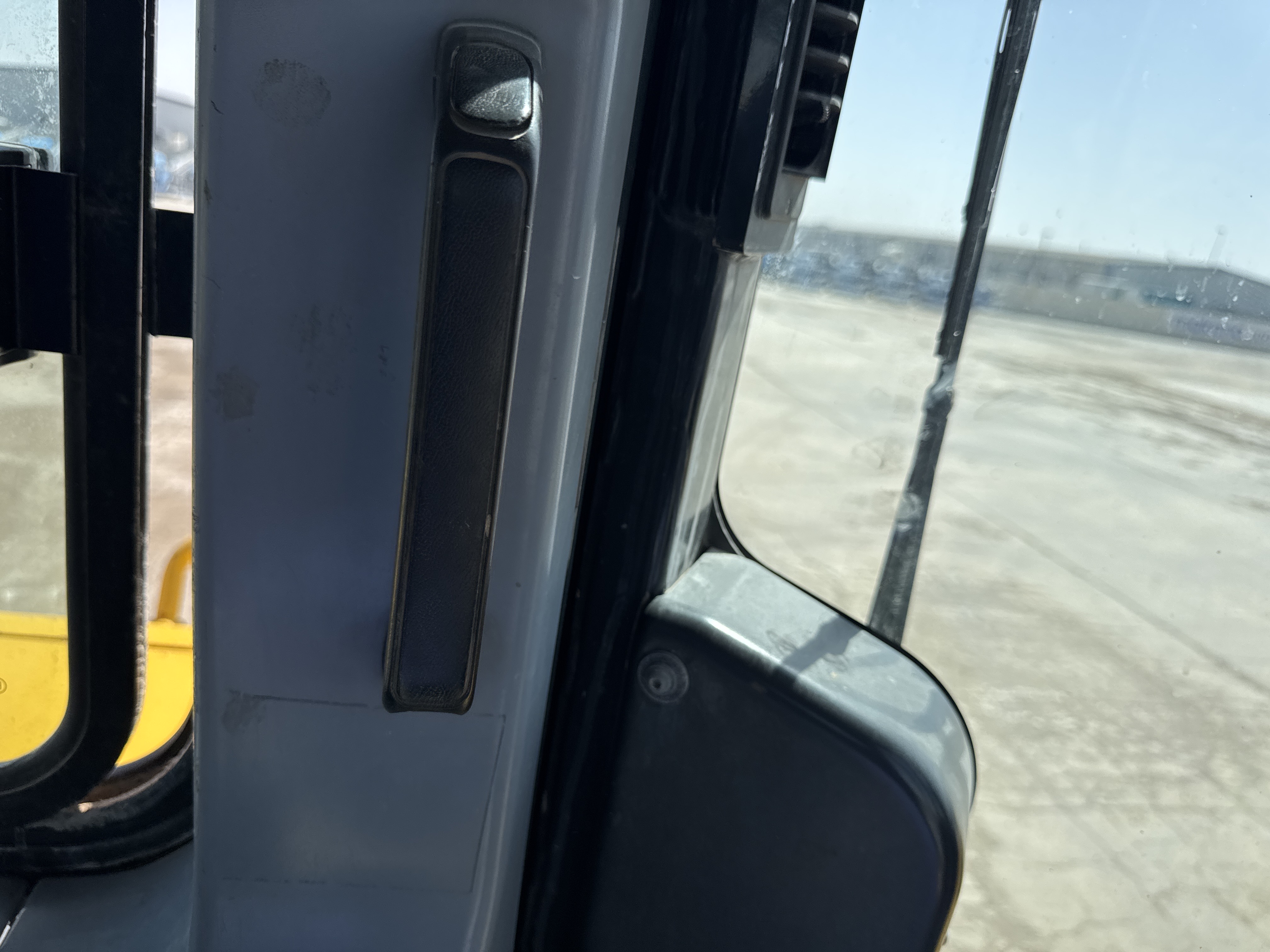 CDB-021-كوماتسو-D155A-6-بلدوزرات-مجنزرة-فحص-الكابينة-قبضات-الباب-1