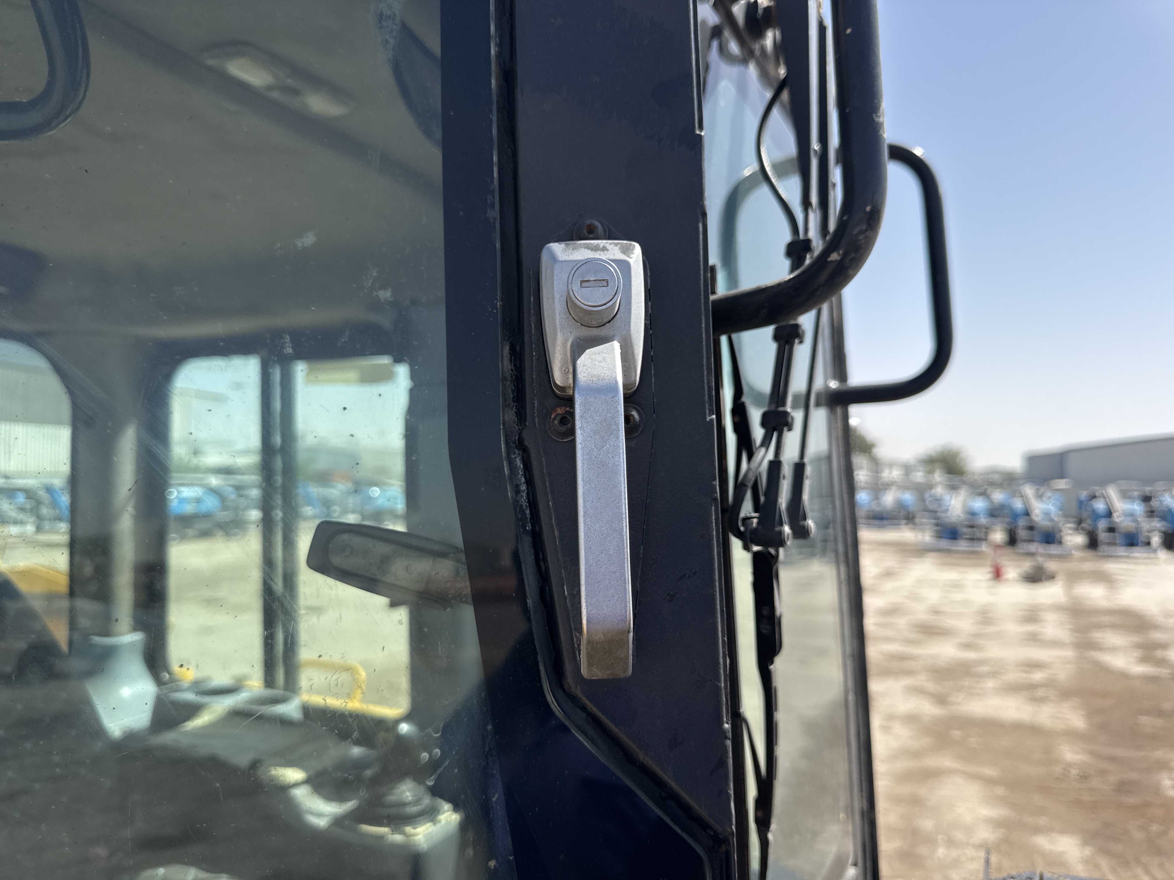 CDB-021-كوماتسو-D155A-6-بلدوزرات-مجنزرة-فحص-الكابينة-قبضات-الباب-1