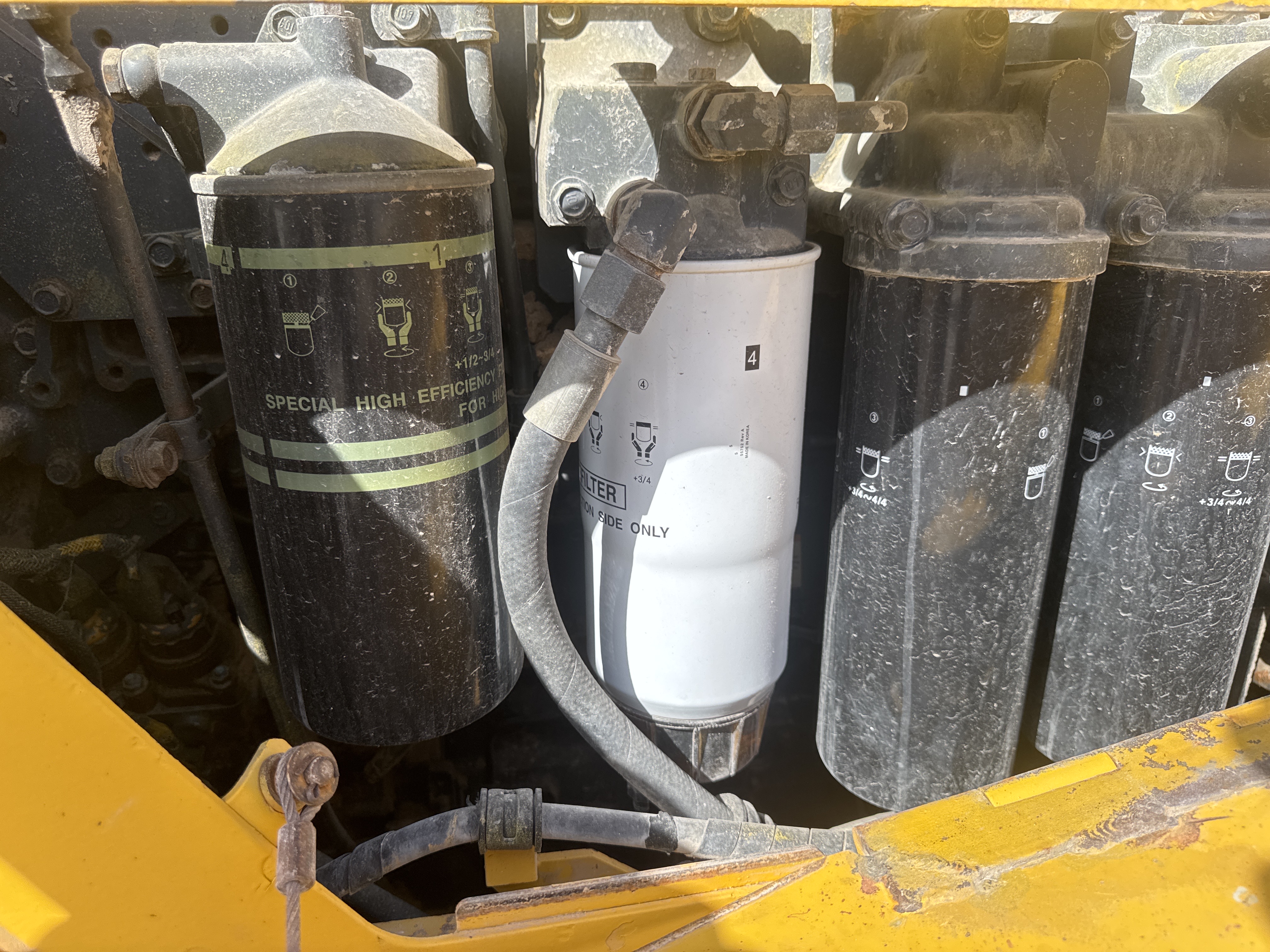 CDB-021-كوماتسو-D155A-6-بلدوزرات-مجنزرة-فحص-المحرك-تسريب-الوقود-1