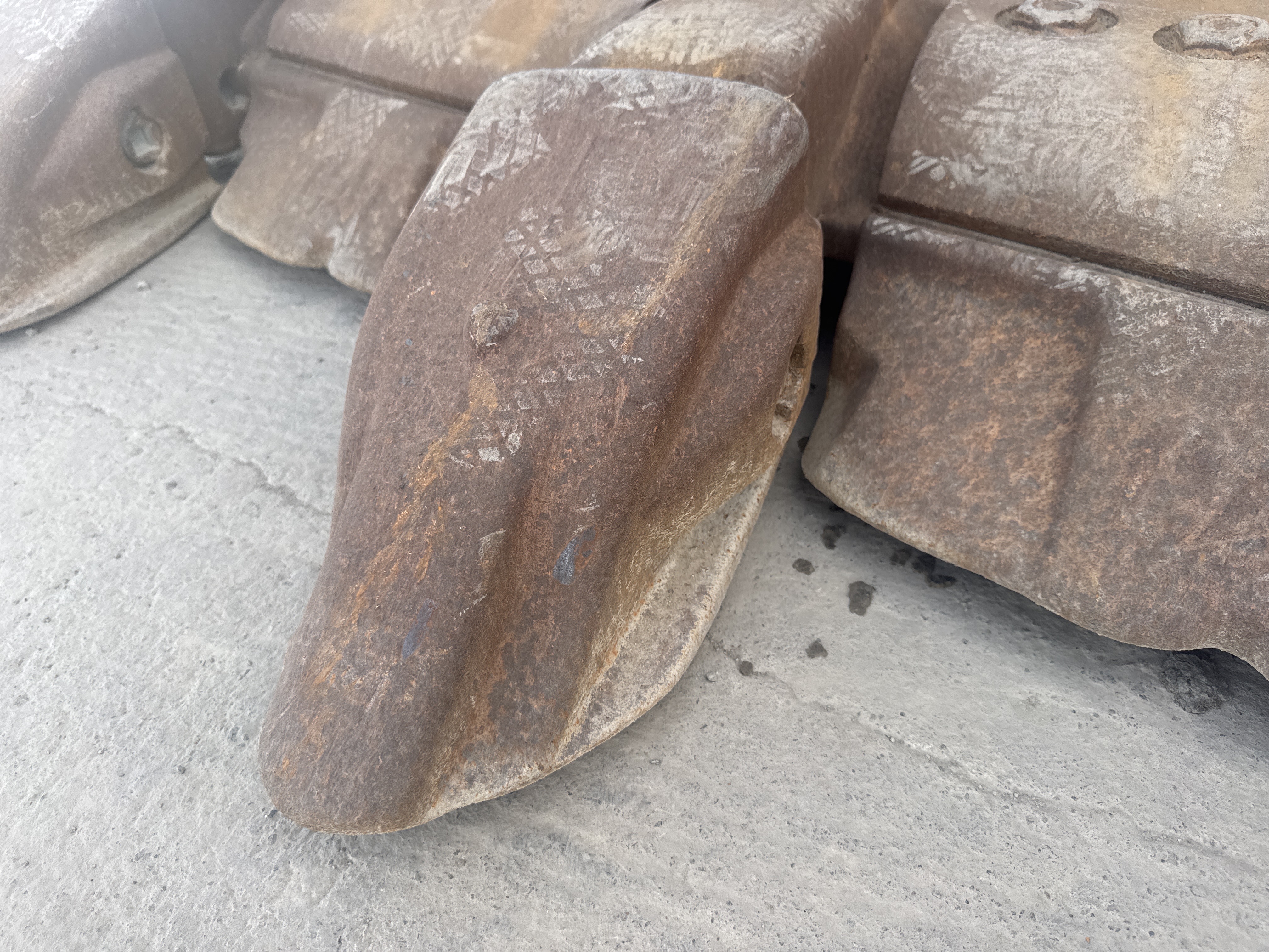 WHL-019-كوماتسو-WA900-3E0-لوادر-بعجلات-فحص-المرفقات-أسنان-وحواف-القطع-لدلو-اللودر-1