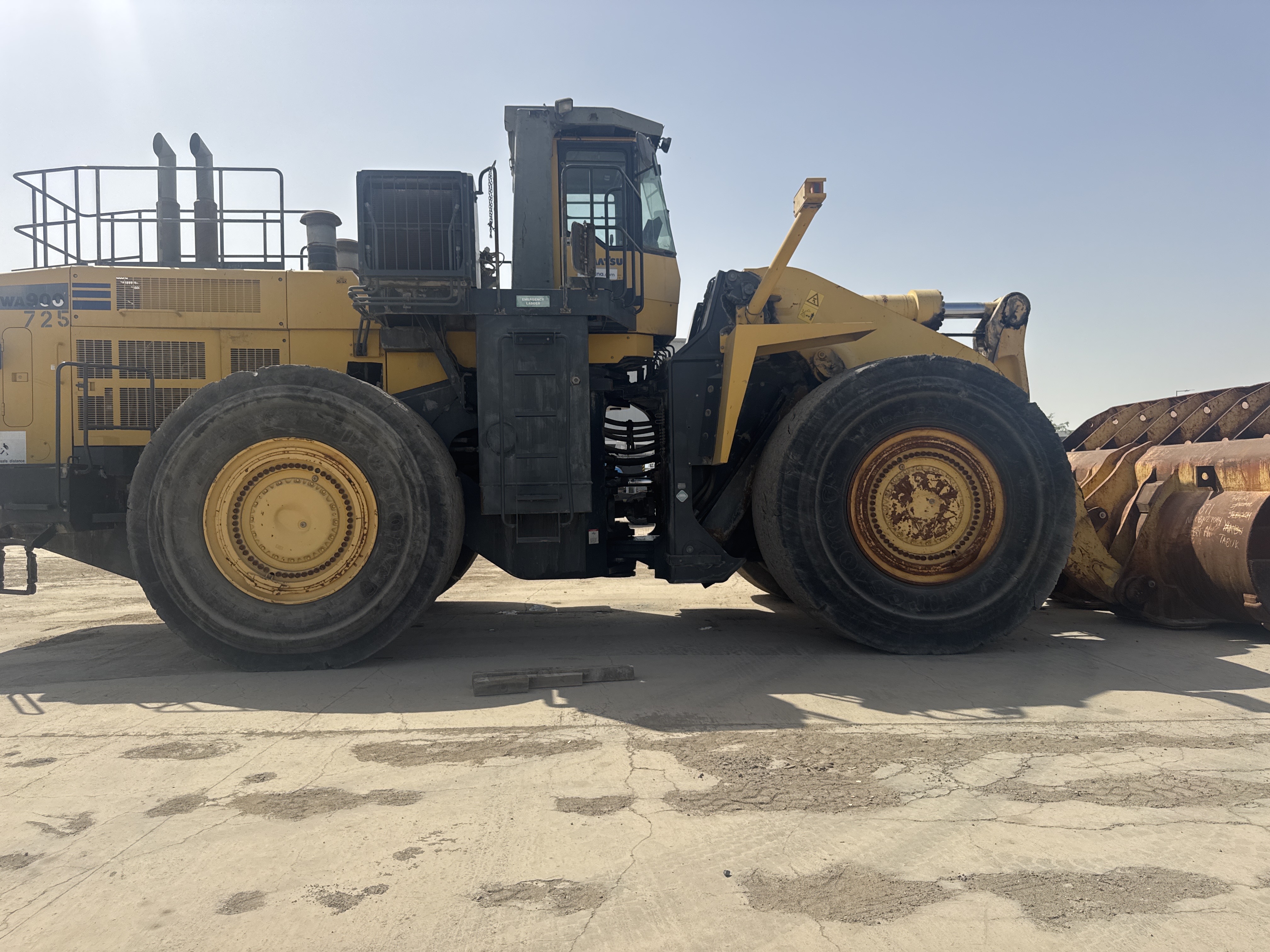 WHL-019-كوماتسو-WA900-3E0-لوادر-بعجلات-فحص-الهيكل-الصبغ-1
