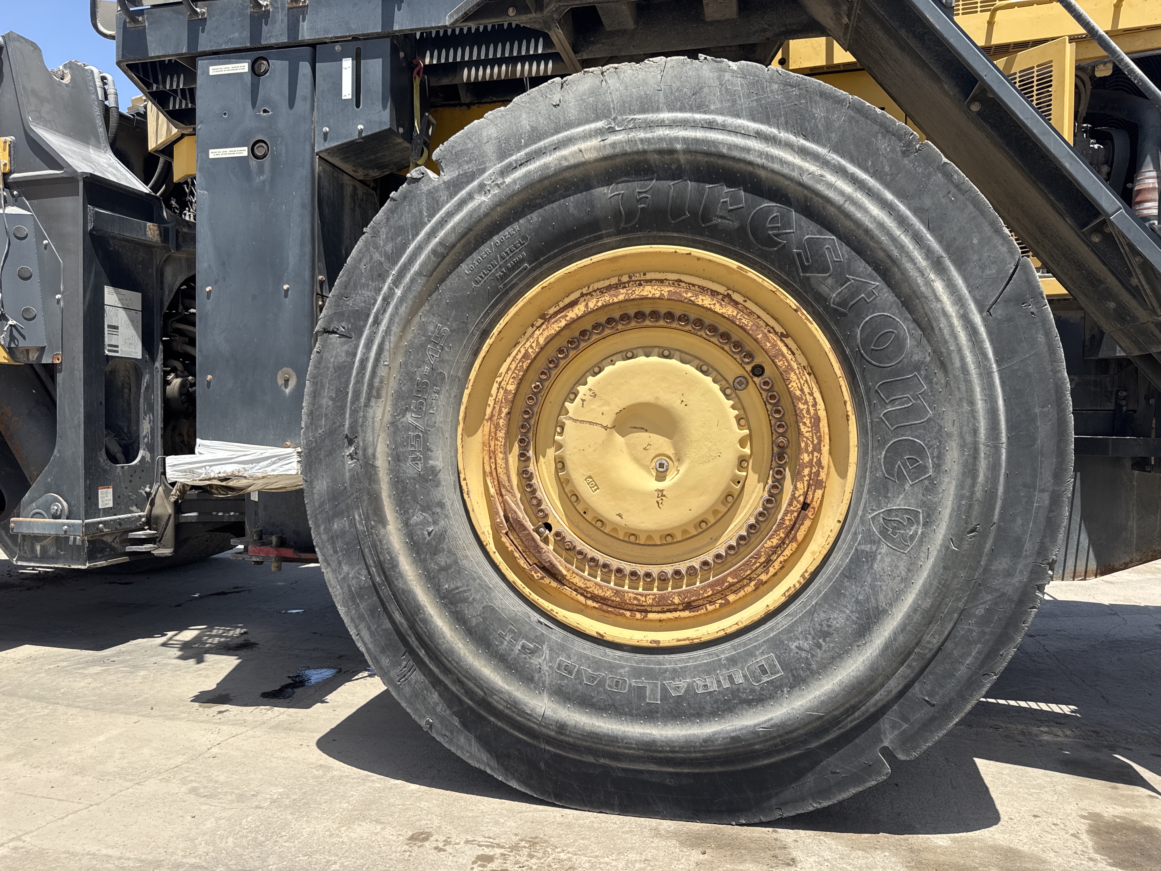 WHL-019-كوماتسو-WA900-3E0-لوادر-بعجلات-فحص-الهيكل-الإطار-الخلفي-الأيسر-/-محور-العجلة---الحالة-1