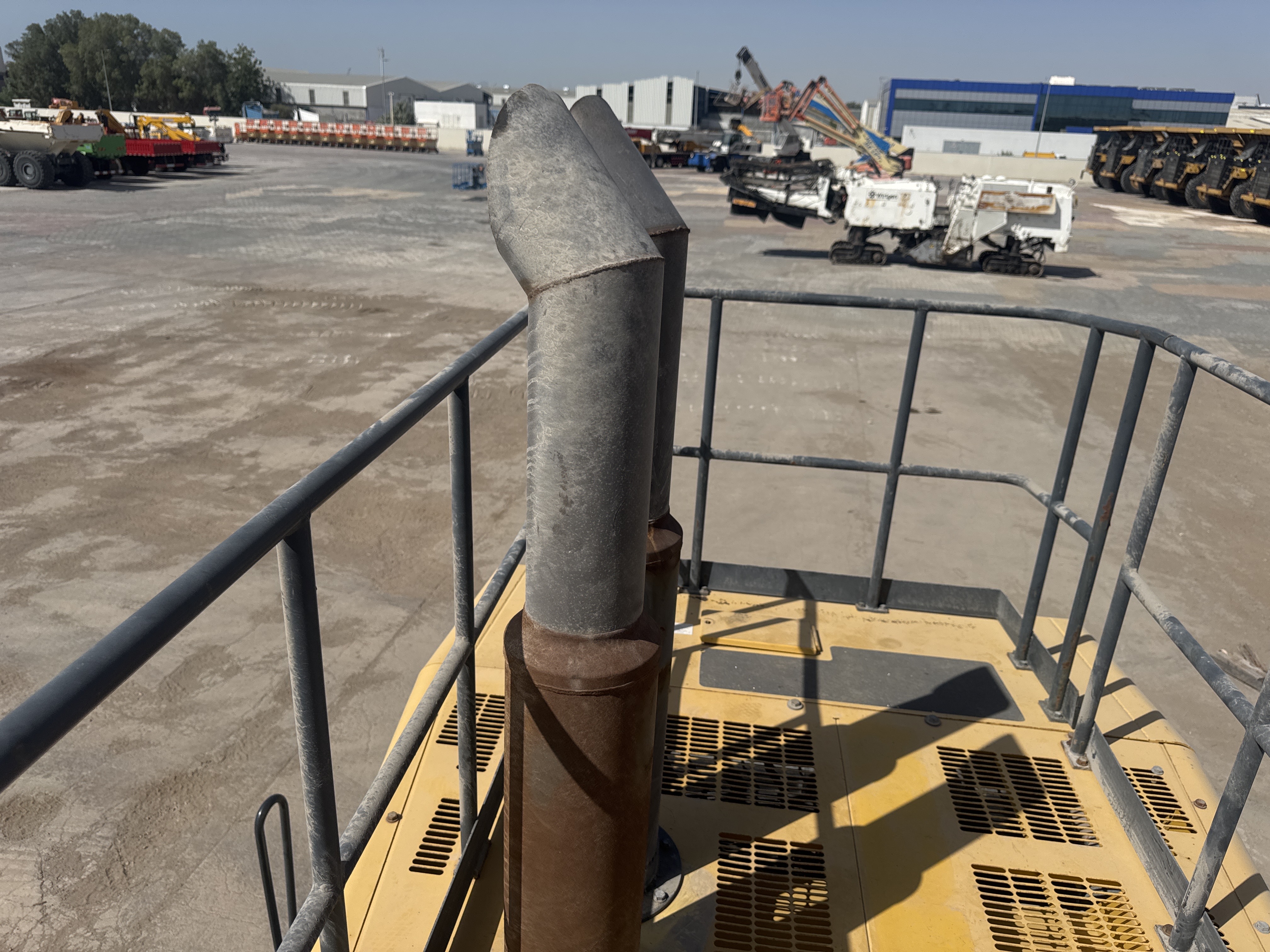 WHL-019-كوماتسو-WA900-3E0-لوادر-بعجلات-فحص-المحرك-نظام-العادم-1