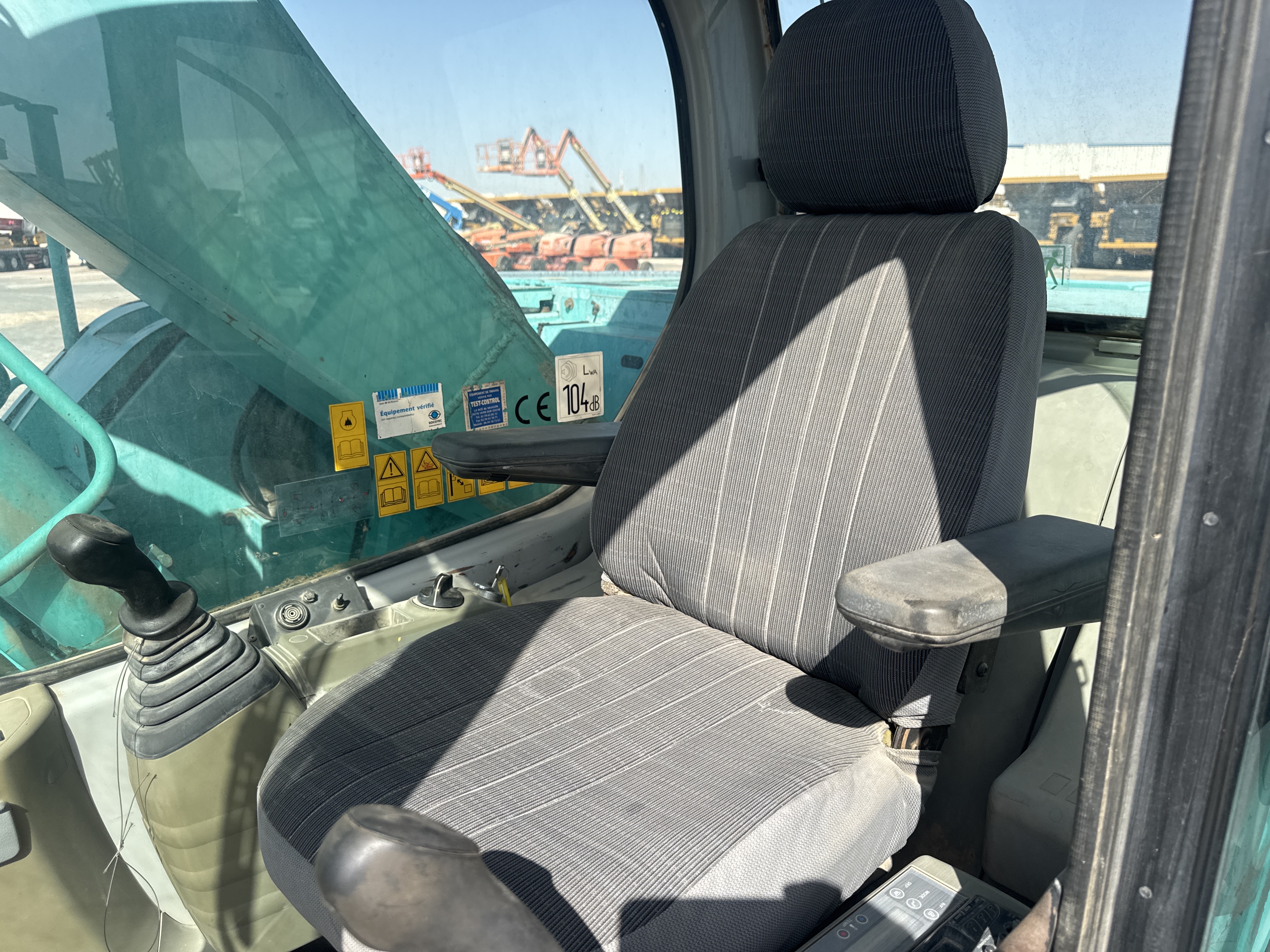 MDX-027-كوبلكو-SK200SR-حفارات-متوسطة-فحص-الكابينة-المقاعد/مساند-الذراع-1