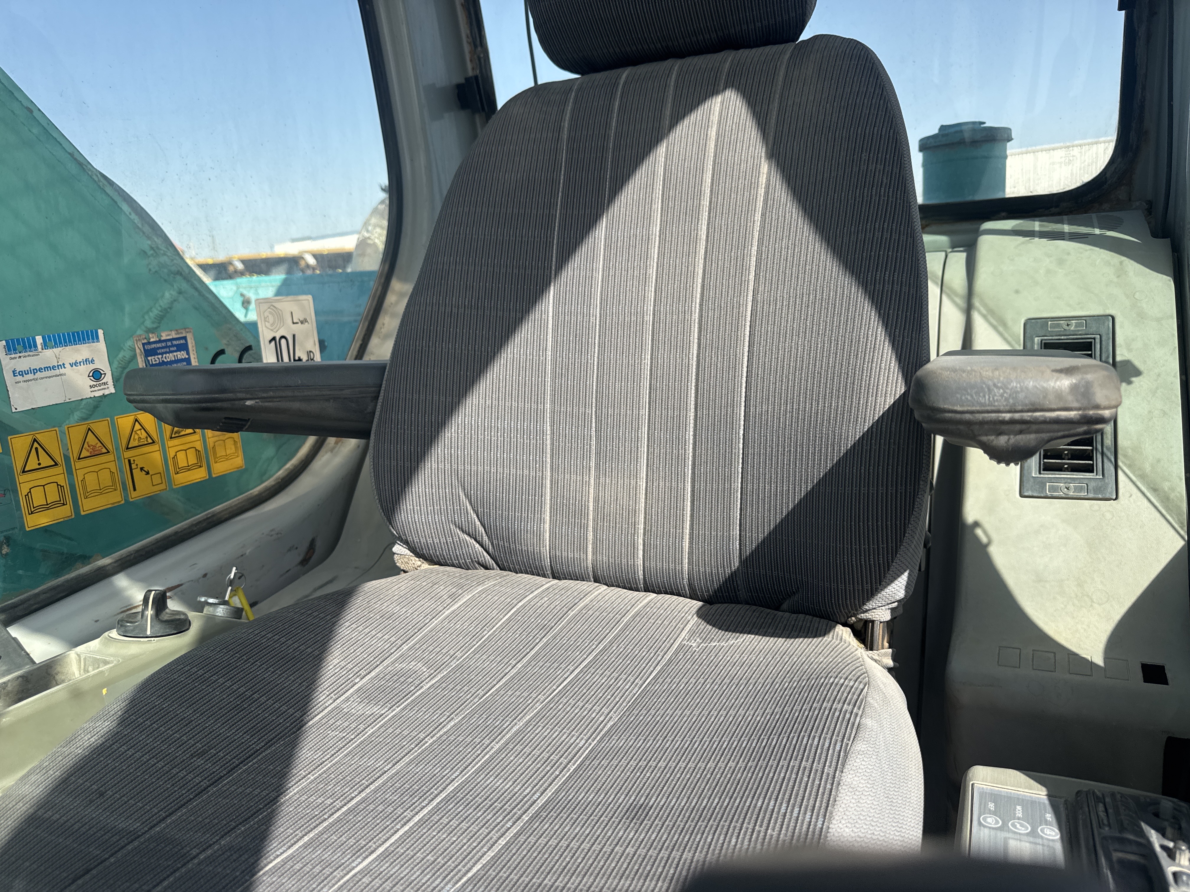 MDX-027-كوبلكو-SK200SR-حفارات-متوسطة-فحص-الكابينة-المقاعد/مساند-الذراع-1