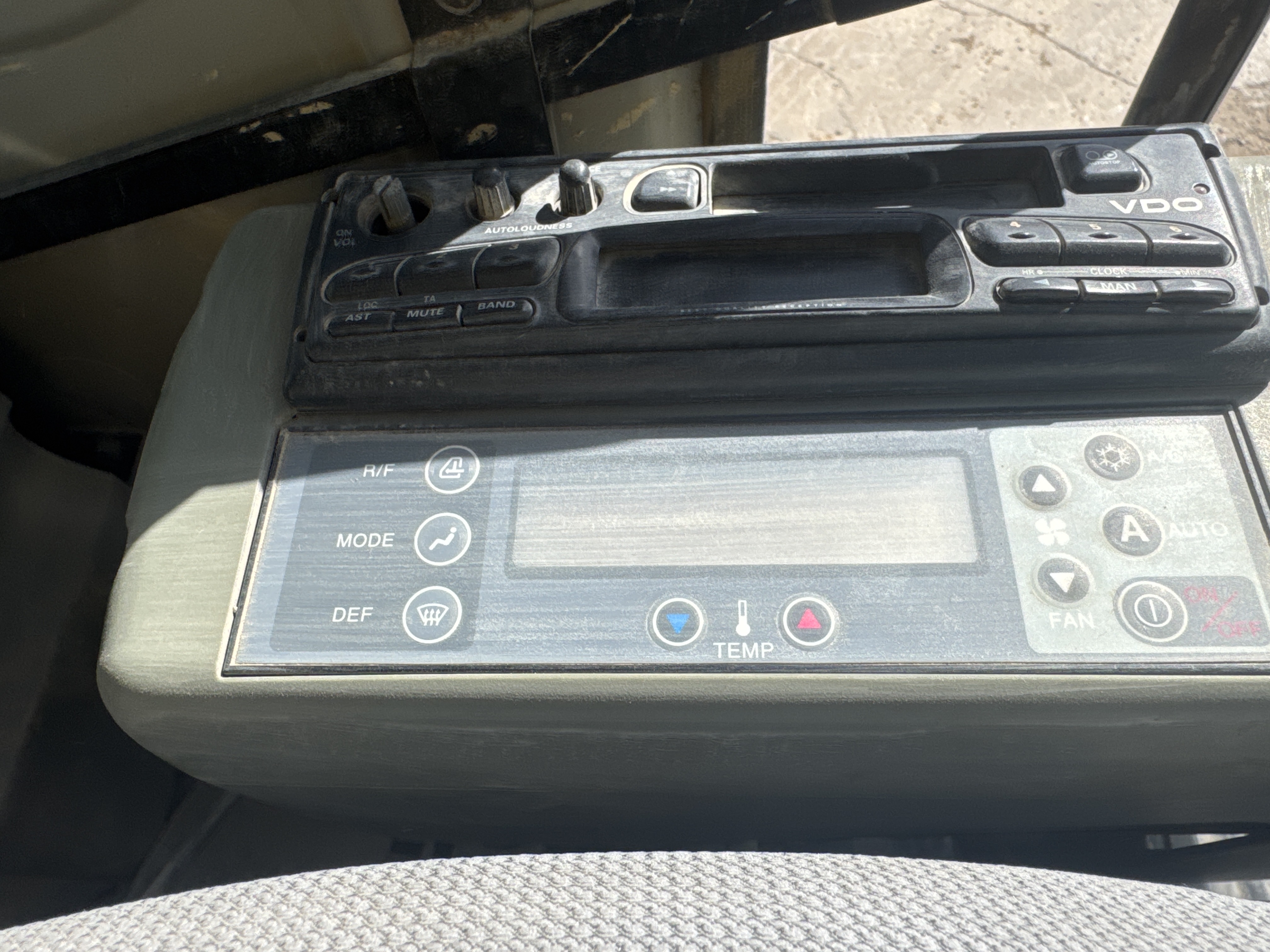 MDX-027-كوبلكو-SK200SR-حفارات-متوسطة-فحص-الكابينة-لوحة-العدادات-الإلكترونية-1