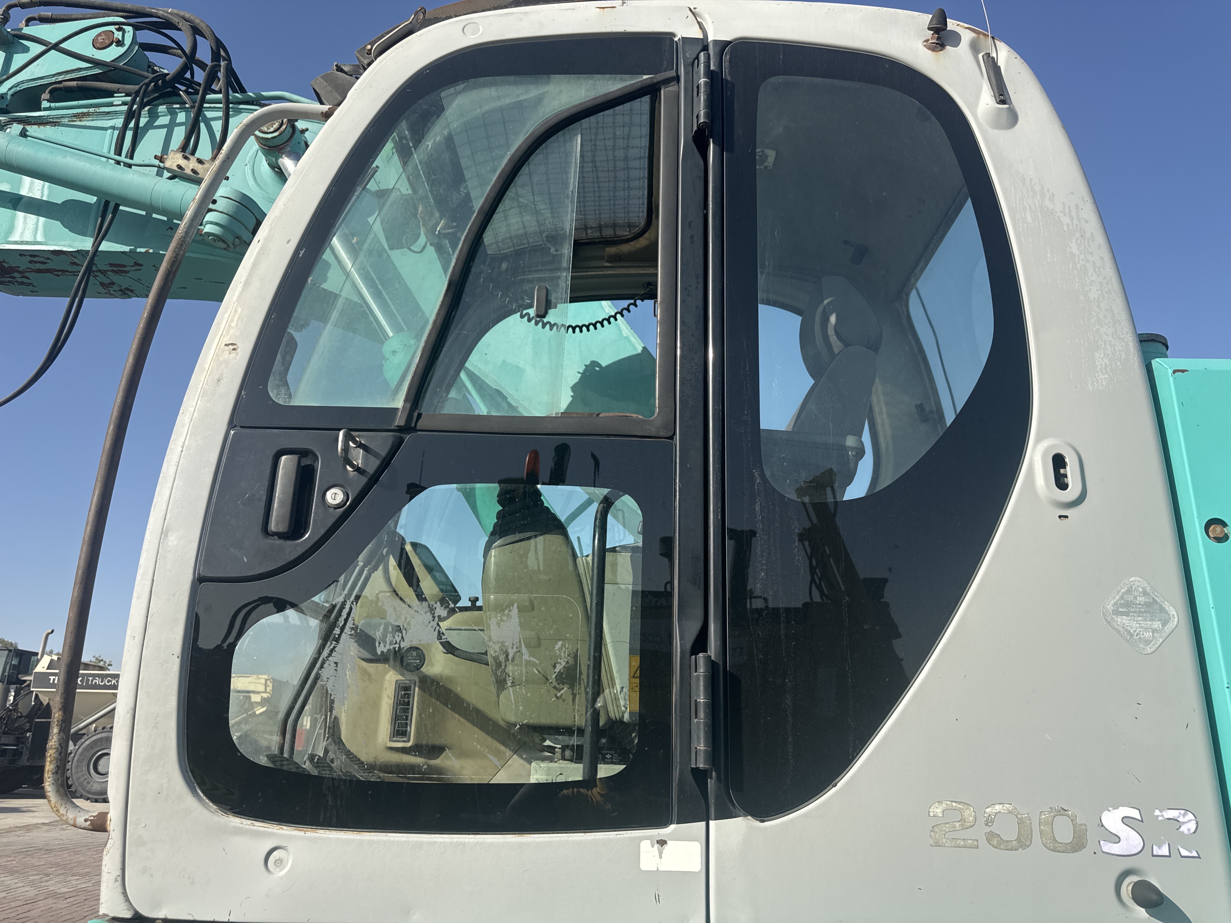 MDX-027-كوبلكو-SK200SR-حفارات-متوسطة-فحص-الهيكل-الأبواب-1